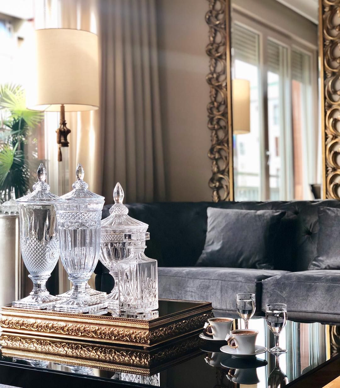 Koca Aynalarla Kuşanmış Bu İstanbul Evinde Mekanın Sahibi 