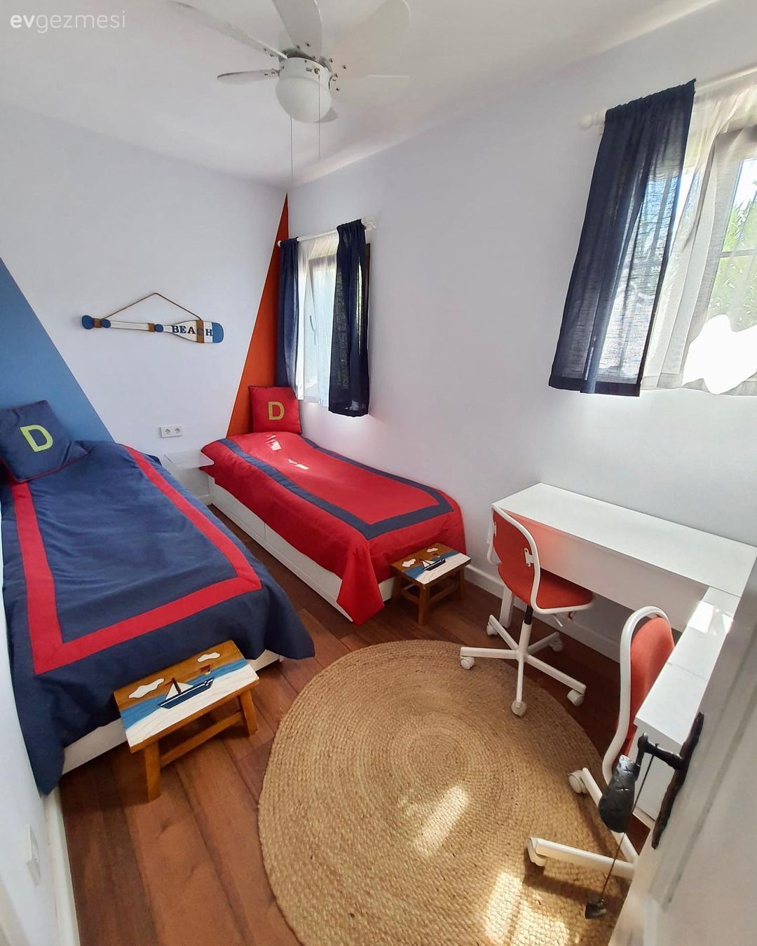 Çocuk Odası, Beyaz, Kırmızı, Mavi, Çocuk odası duvar dekorasyonu, Çocuk odası çalışma masası, Çocuk odası perdesi, Jüt halı, Halı, Sandalye, Parke