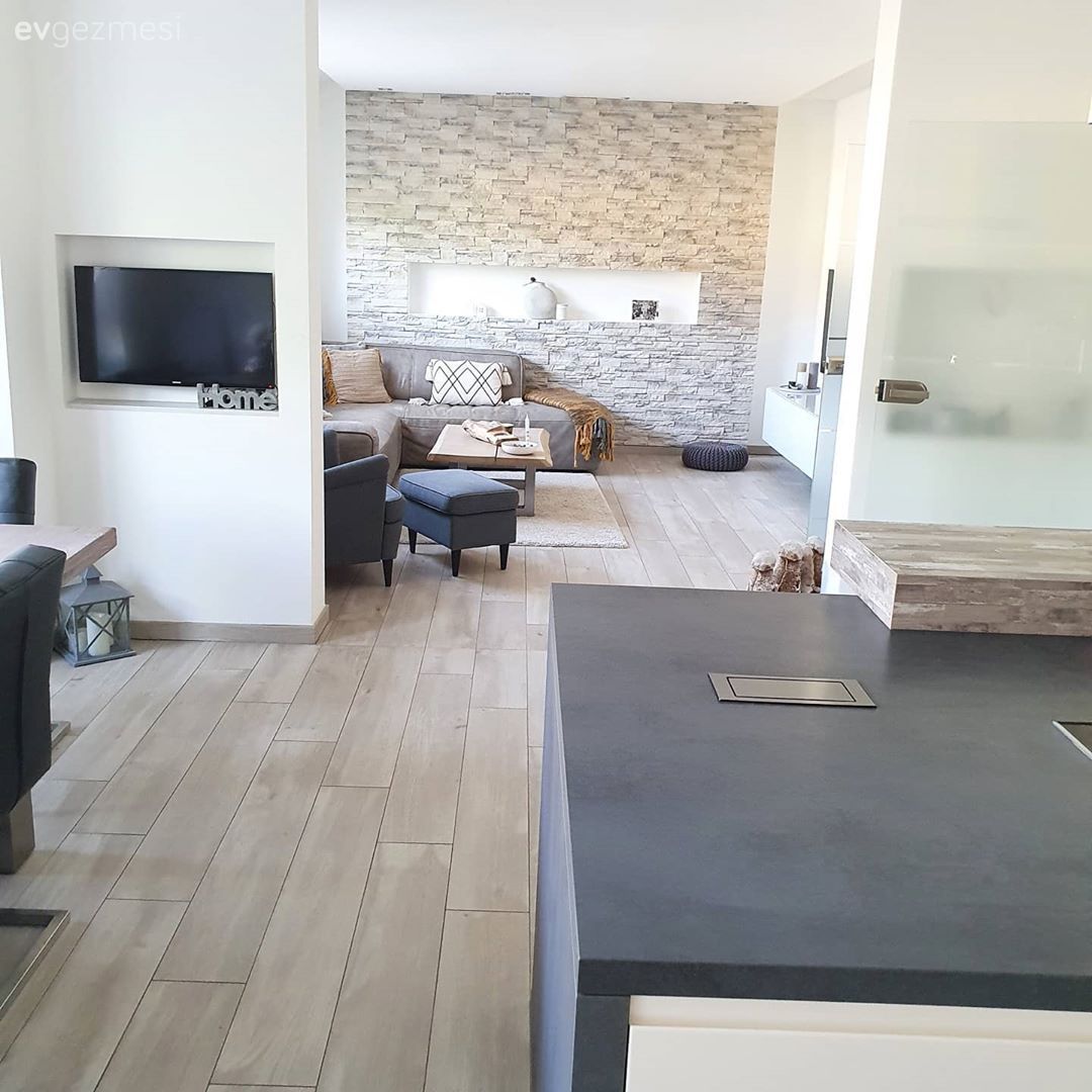 Açık konsept yaşam alanı, Dubleks evler, Parke, Taş duvar, Duvar dekorasyonu, Duvar Nişleri, Köşe koltuk, Koltuk takımı, Vizon, Beyaz, Bej, Kırlent, Ev tekstili, Halı, Salon halısı, Puf, Tv ünitesi, Tv ünitesi aksesuarları, Ev Aksesuar