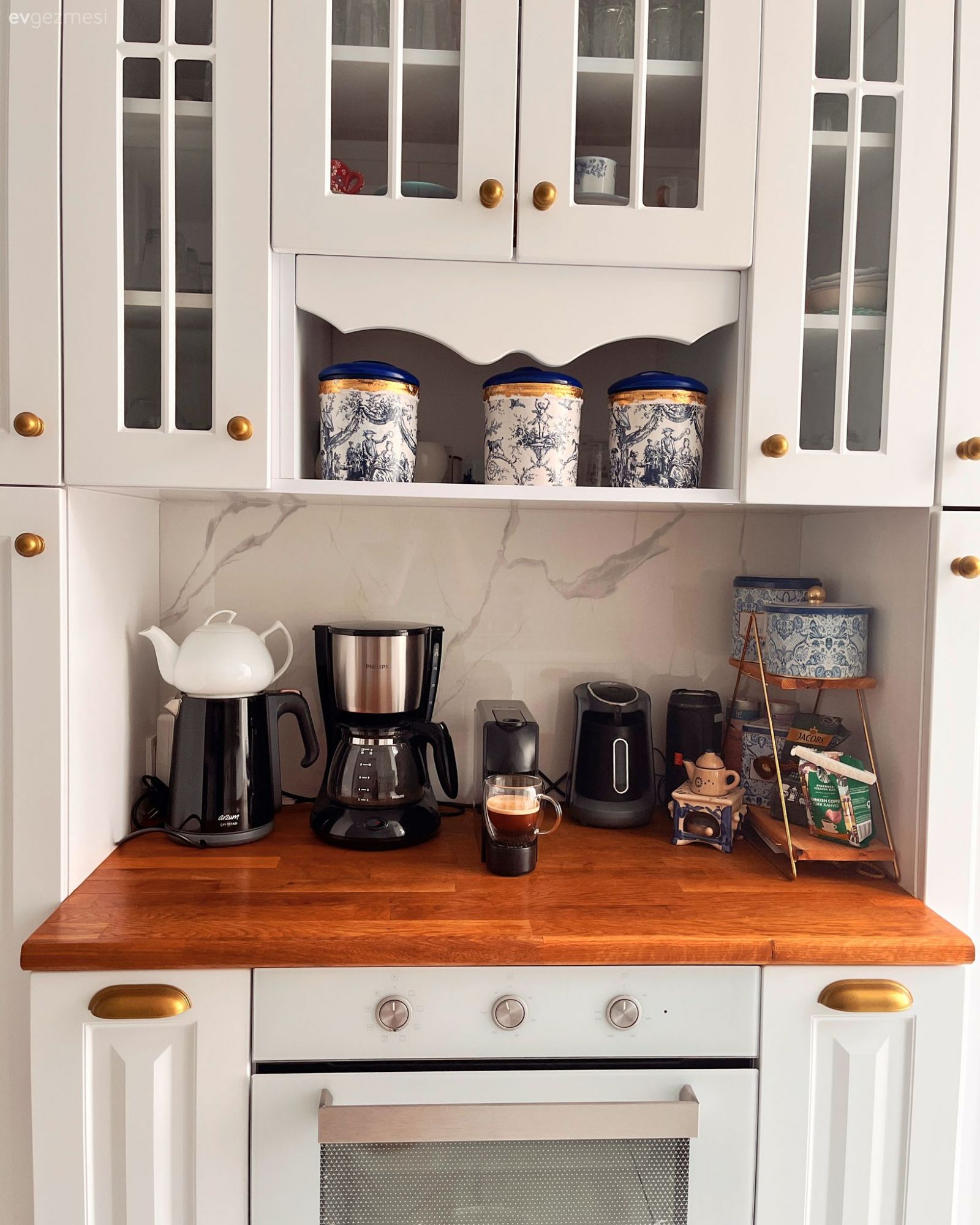 Kahve köşesi, Beyaz ve ahşap mutfak, Mutfak, Shaker kapaklı dolaplar, Mutfak aksesuarları, Beyaz, Ahşap mutfak tezgahı, Mutfak tezgahı