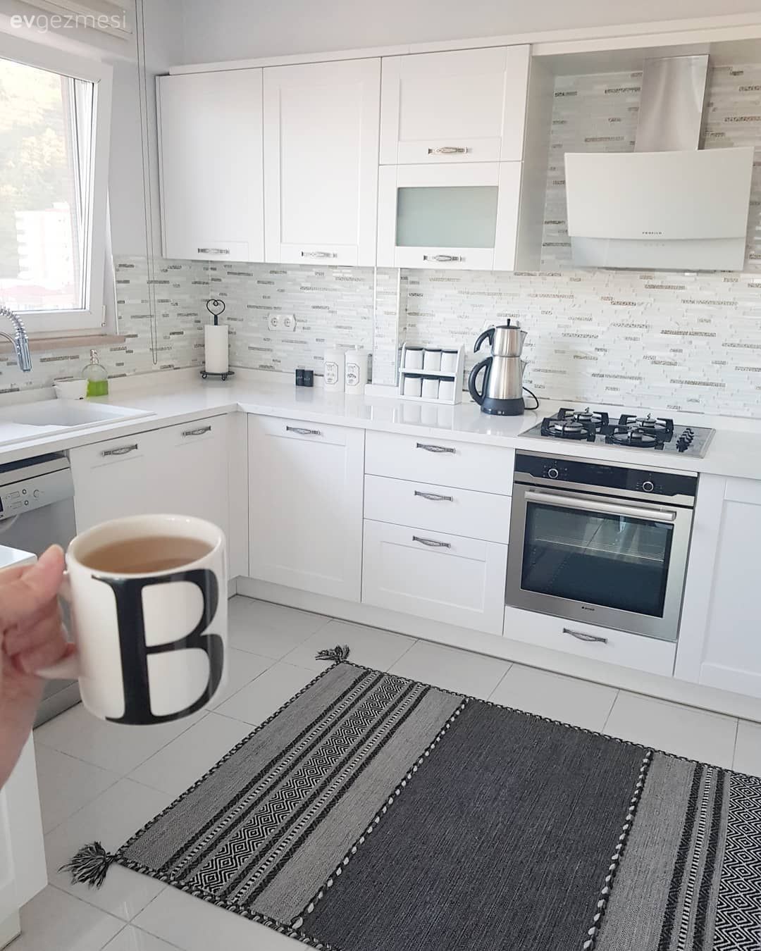 Mutfak, Beyaz, Mutfak tezgahı, Mutfak tezgah arası, Ankastre, Mutfak halısı, Ev Aksesuar, Davlumbaz, Siyah