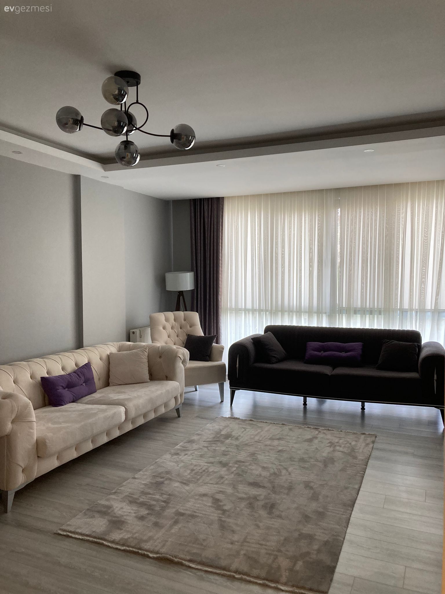 Salon, Modern, Beyaz, Siyah, Koltuk takımı, Halı, Salon halısı, Fon perde, Perde, Tül perde, Avize, Aydınlatma, Salon avizesi, Kırlent, Ev tekstili