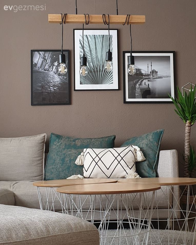 Salon, Bej, Yeşil, Kahverengi, Köşe koltuk, Koltuk takımı, Kırlent, Ev tekstili, Tablo, Duvar dekorasyonu, Kahverengi duvar rengi, Orta sehpa, Sehpa, Metal ayaklı sehpa, Sarkıt, Aydınlatma, Yuvarlak halı, Halı, Salon halısı, Ev bitkisi, Parke, Rustik Aydınlatma, Geometrik desen, Desenler