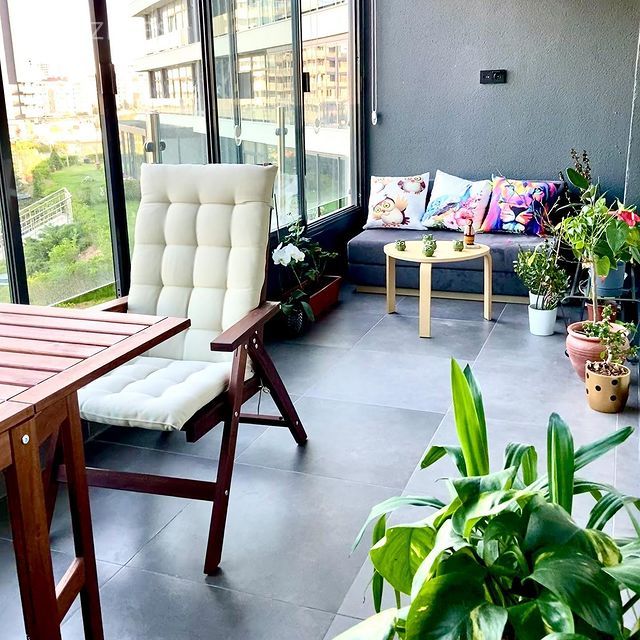 Balkon, Gri, Sandalye, Kahverengi, Ahşap Mobilya, Kırlent, Ev tekstili, Ev bitkisi, Gri duvar, Balkon masası