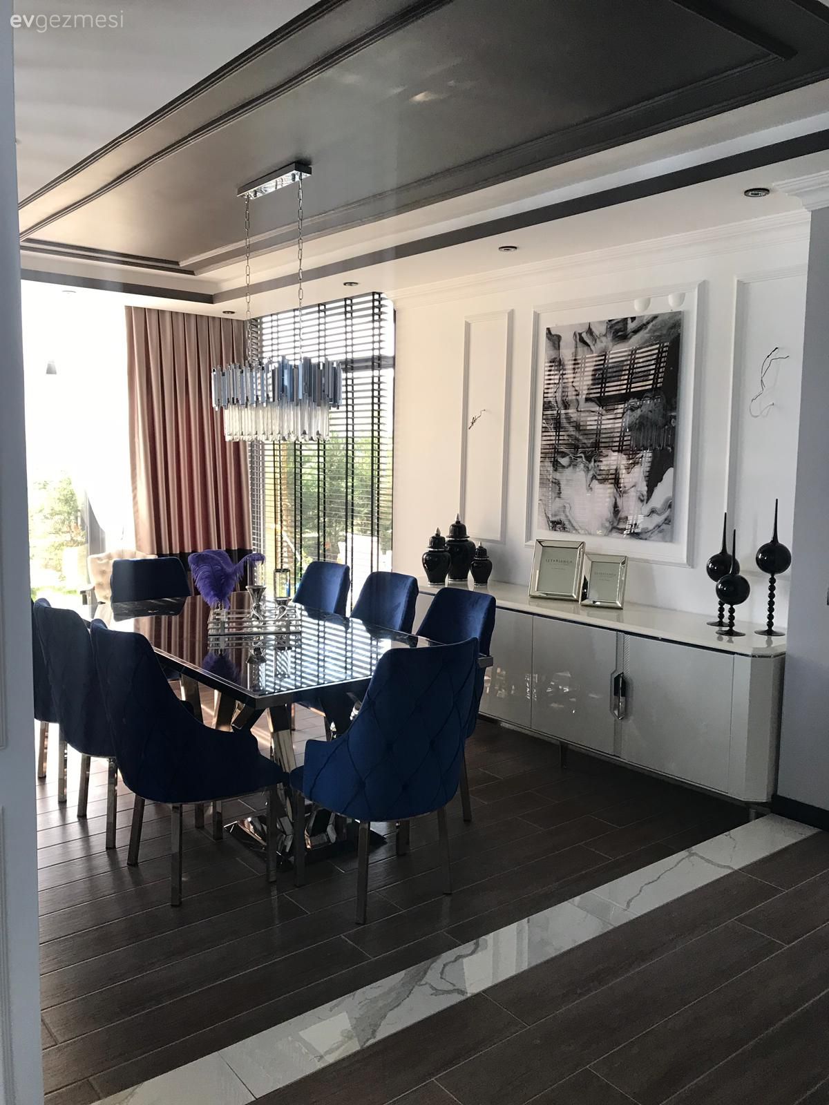 Yemek Odası, Art deko, Parlament mavisi, Beyaz, Gümüş, Sandalye, Yemek masası, Yemek odası avizesi, Fon perde, Perde, Somon Rengi, Tavan dekorasyon, Konsol, Konsol üzeri dekoratif objeleri, Tablo, Duvar dekorasyonu, Duvar çıtalama, Dekoratif Objeler, Şamdan, Ev Aksesuar