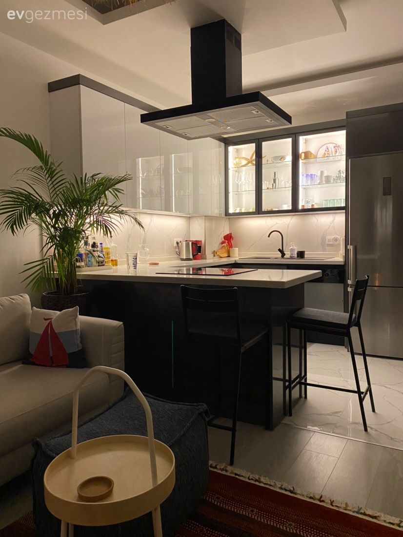 Amerikan Mutfak, Mutfak, Siyah, Antrasit  , Beyaz, Mutfak tezgahı, Mutfak tezgah arası, Ev bitkisi, Sandalye, Davlumbaz