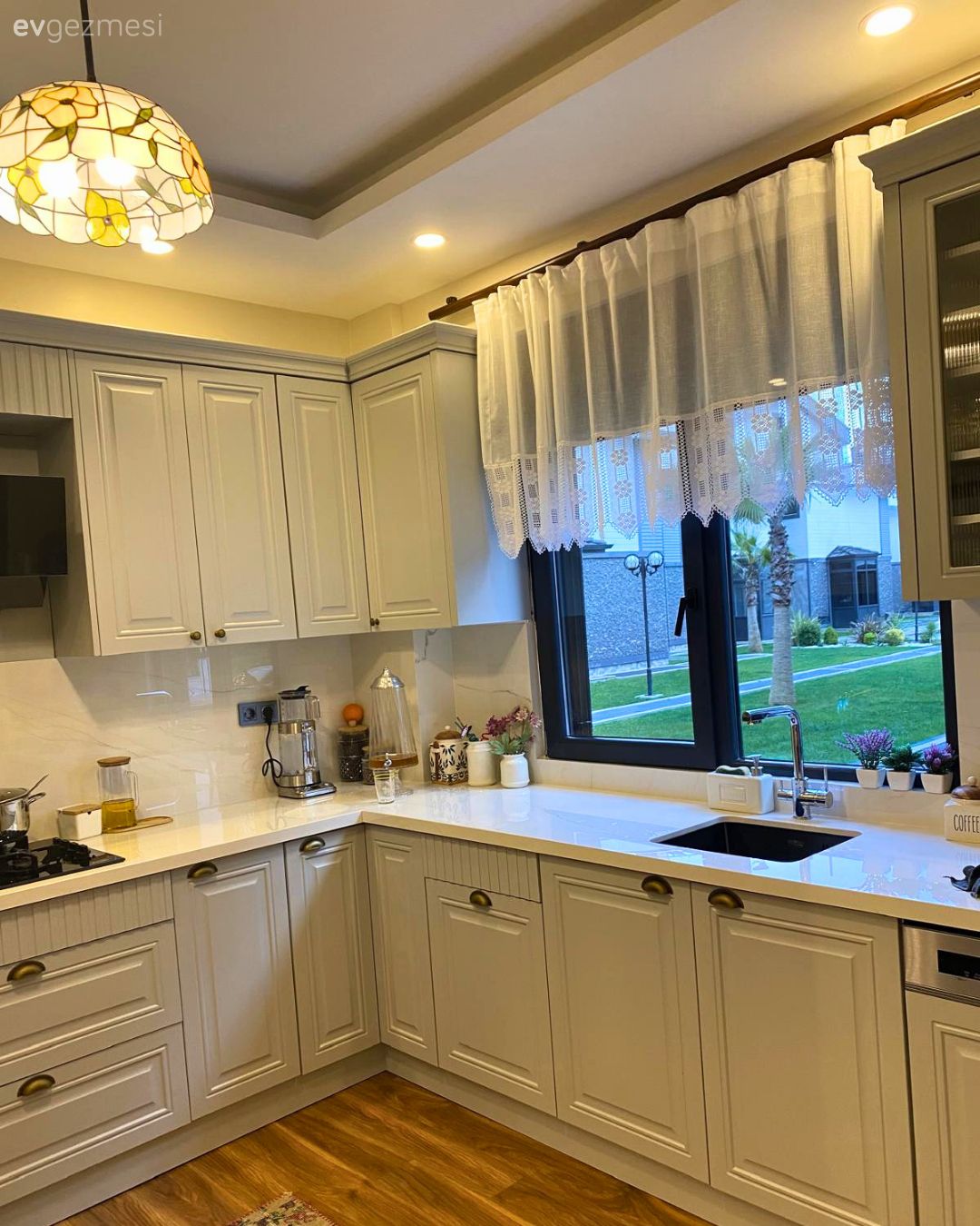 Açık konsept yaşam alanı, Amerikan Mutfak, Mutfak, Krem, Bej, Beyaz, Shaker kapaklı dolaplar, Mutfak tezgahı, Mutfak tezgah arası, Porselen tezgah, Mutfak Avize Modelleri, Mutfak tülü, Mutfak perdesi, Country, Mutfak aksesuarları, Davlumbaz, Mutfak halısı, Eviye , Mutfak bataryası