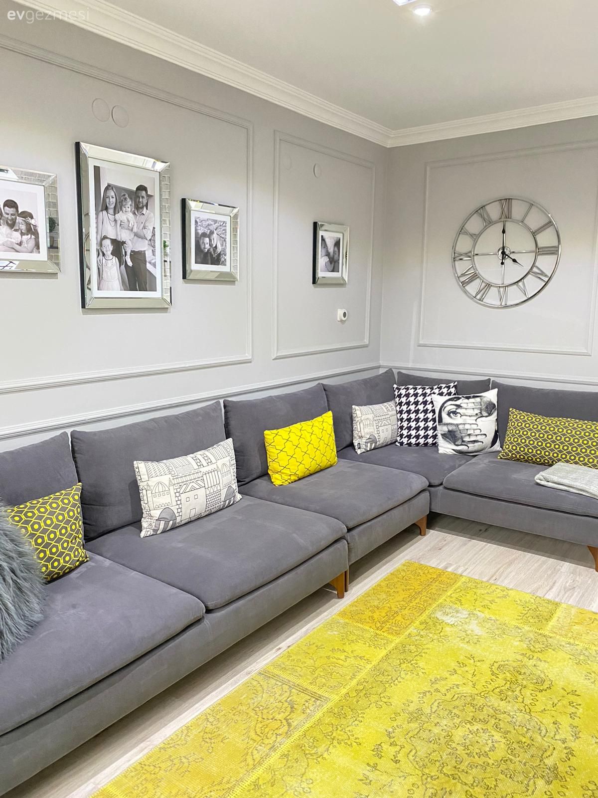 Oturma Odası, Beyaz, Sarı, Gri, Gri koltuk, Köşe koltuk, Koltuk takımı, Kırlent, Ev tekstili, Duvar çıtalama, Ayna çerçeve, Aynalı aksesuar, Duvar saati, Duvar dekorasyonu, Halı, Salon halısı