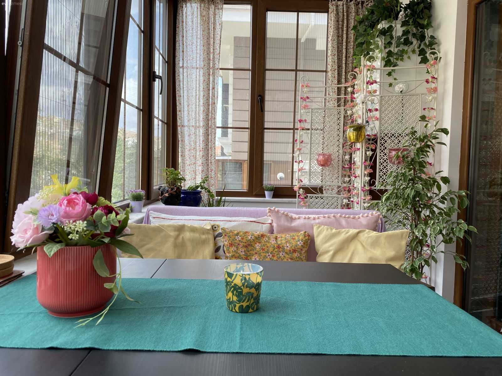 Balkon, Beyaz, Pembe, Yeşil, Country, Lambader, Aydınlatma, Balkon perdesi, Balkon masası, Balkon avizesi, Ev bitkisi