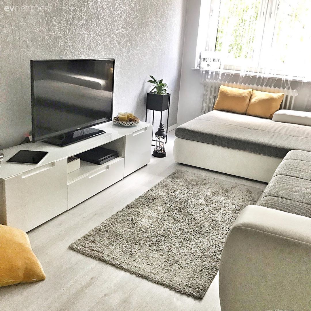 Oturma Odası, Beyaz, Sarı, Gri, Halı, Tv ünitesi, Duvar dekorasyonu, Gri duvar, Kırlent, Ev tekstili, Yan sehpa, Sehpa