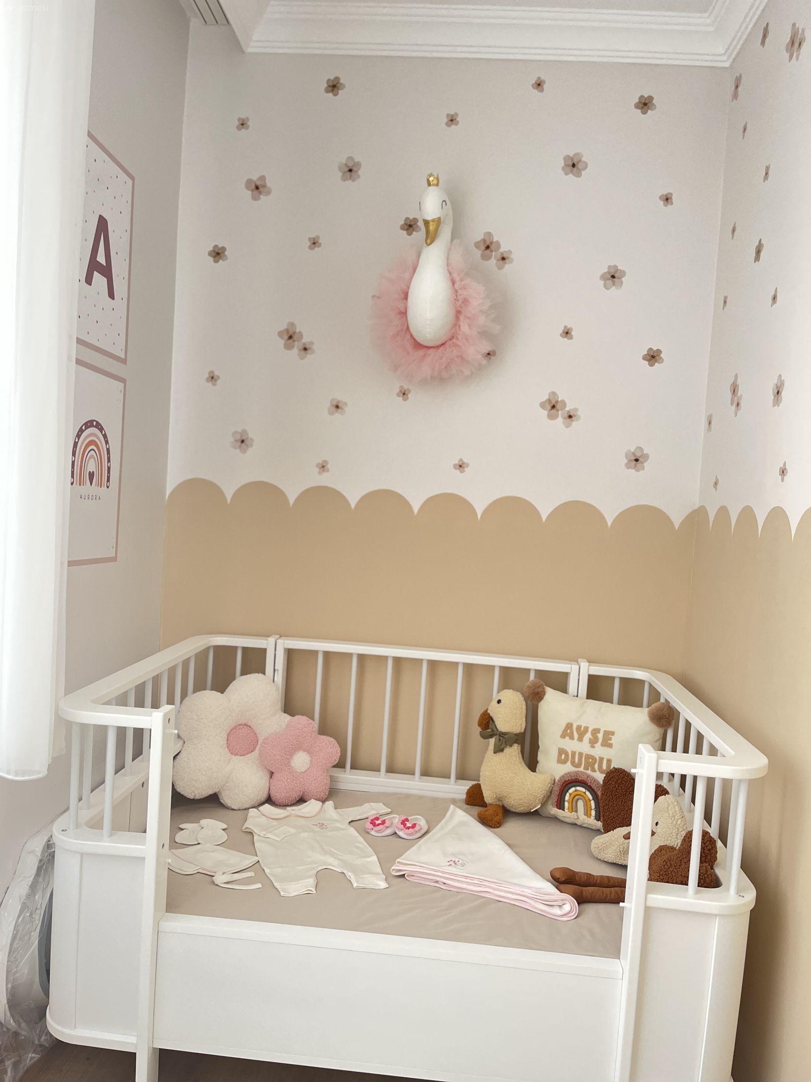 Bebek odası, Beyaz, Kahverengi, Krem, Duvar dekorasyonu, Çocuk odası duvar dekorasyonu, Dekoratif Objeler, Beşik, Tül perde, Perde, Berjer