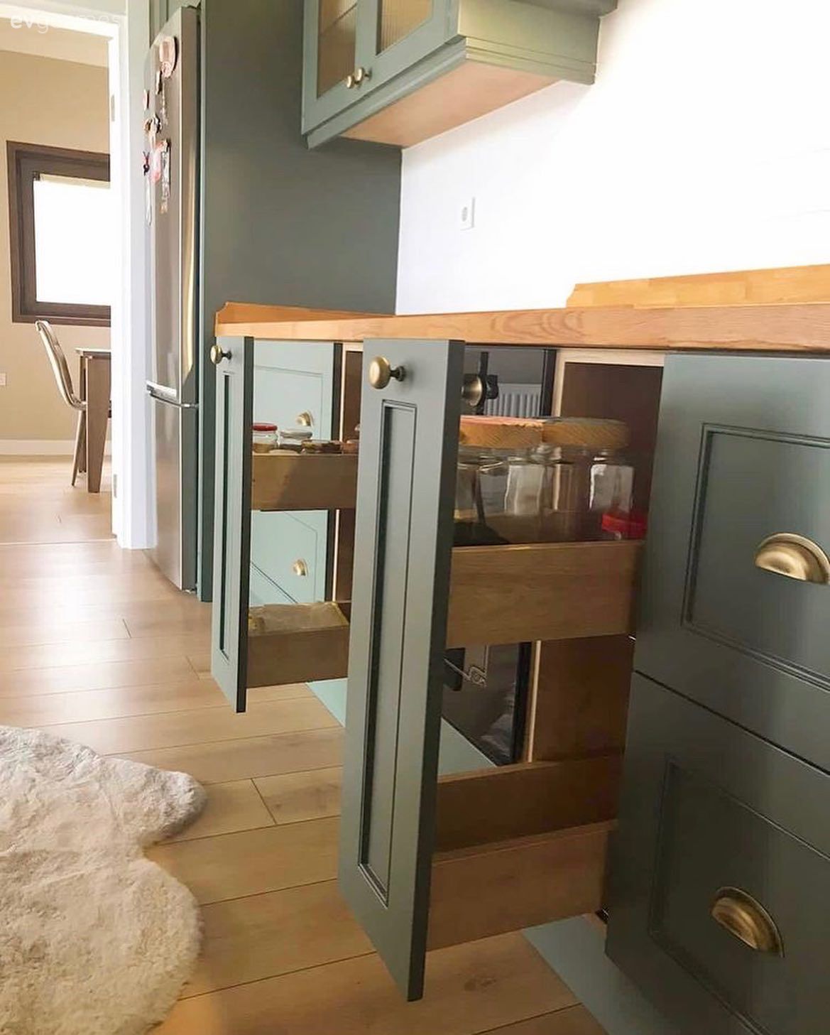 Yeşil, Ahşap mutfak tezgahı, Mutfak tezgahı, Altın, Shaker kapaklı dolaplar, Mutfak, Mutfak halısı, Parke