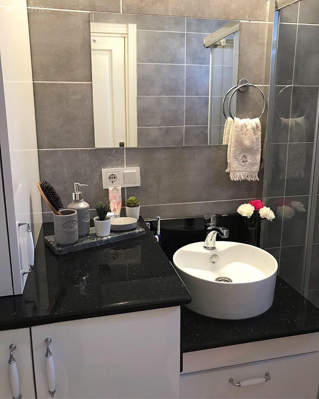 Banyo, Beyaz, Siyah, Banyo dolabı, Banyo aynası, Banyo seramikleri, Gri