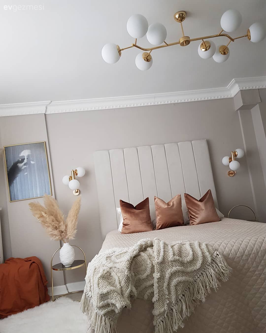 Yatak Odası, Beyaz, Turuncu, Yatak başlığı, Yatak örtüsü, Tablo, Duvar dekorasyonu, Avize, Aydınlatma, Yatak odası avizesi, Vazo, Ev Aksesuar, Pampas otu, Aplik, Yan sehpa, Sehpa, Altın