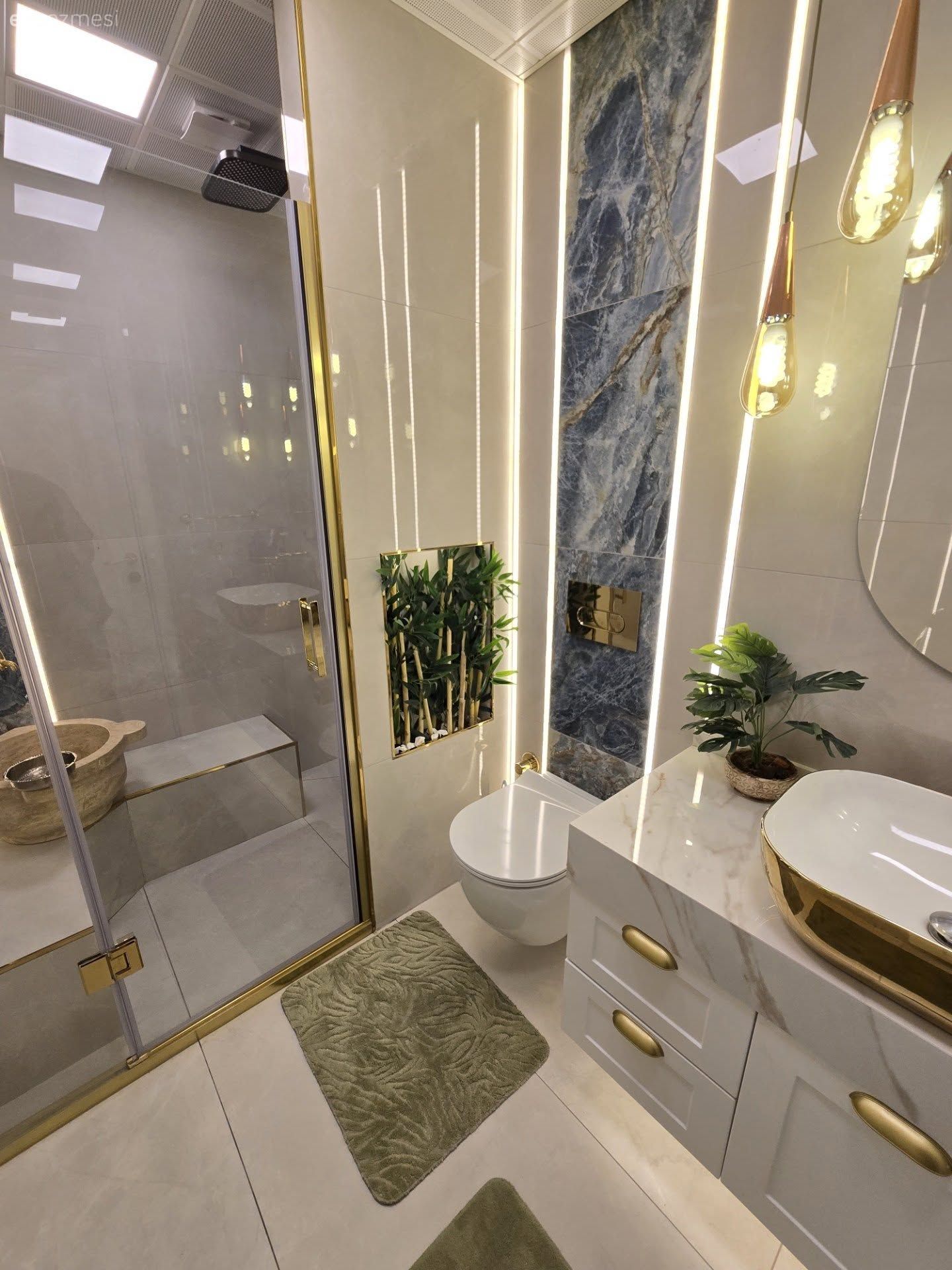 Banyo, Art deko, Beyaz, Altın, Mavi, Banyo seramikleri, Porselen tezgah, Banyo lavabosu, Banyo dolabı, Banyo aynası, Banyo aydınlatması, Led aydınlatma, Aydınlatma, Sarkıt, Hamam tipi banyo
