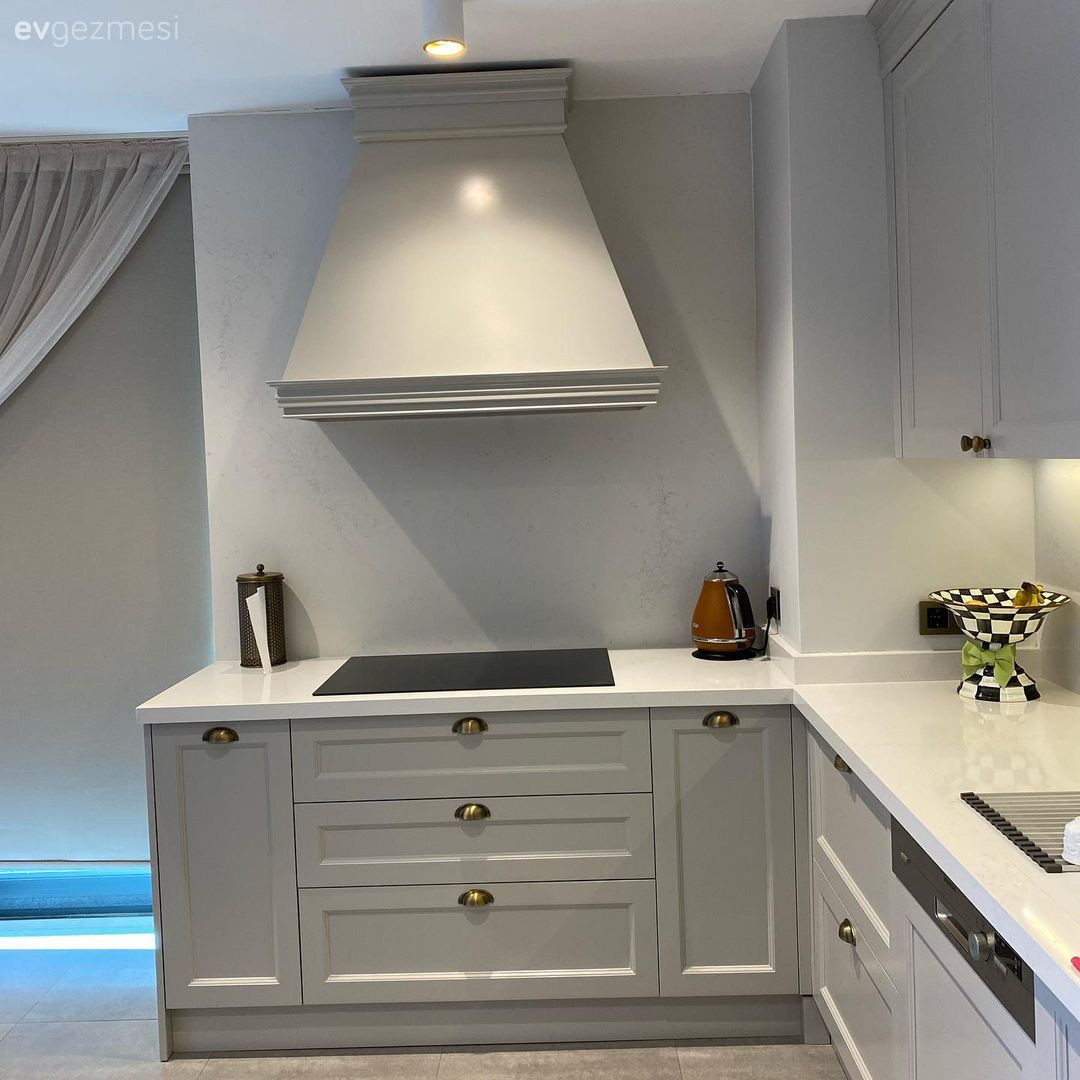 Mutfak, Modern mutfak, Gri, Bej, Beyaz, Shaker kapaklı dolaplar, Cam Ankastre, Ankastre, Davlumbaz, Mutfak tezgahı, Mutfak tezgah arası, Tezgah arası seramik, Spot aydınlatma, Aydınlatma, Zemin seramikleri