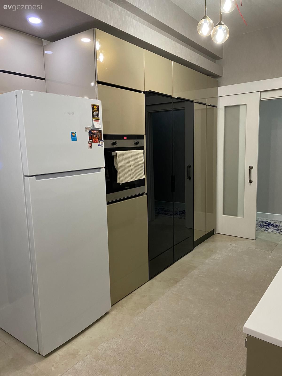 Mutfak, Modern mutfak, Beyaz, Vizon, Kulpsuz mutfak dolabı, Mutfak tezgahı, Mutfak tezgah arası, Tezgah arası seramik, Mutfak zemin seramikleri, Ankastre, Mutfak Avize Modelleri