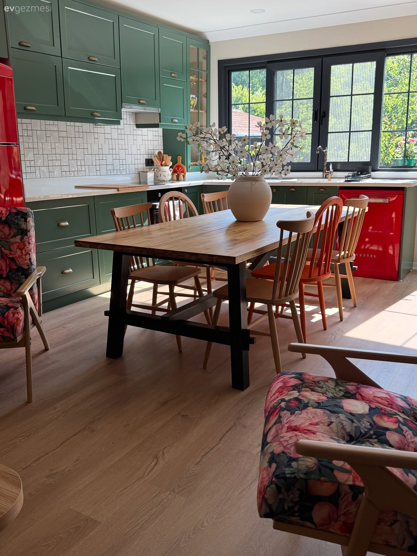 Yeşil Dolaplı Bu Mutfak Karakteristik Parçaların Kombinasyonu