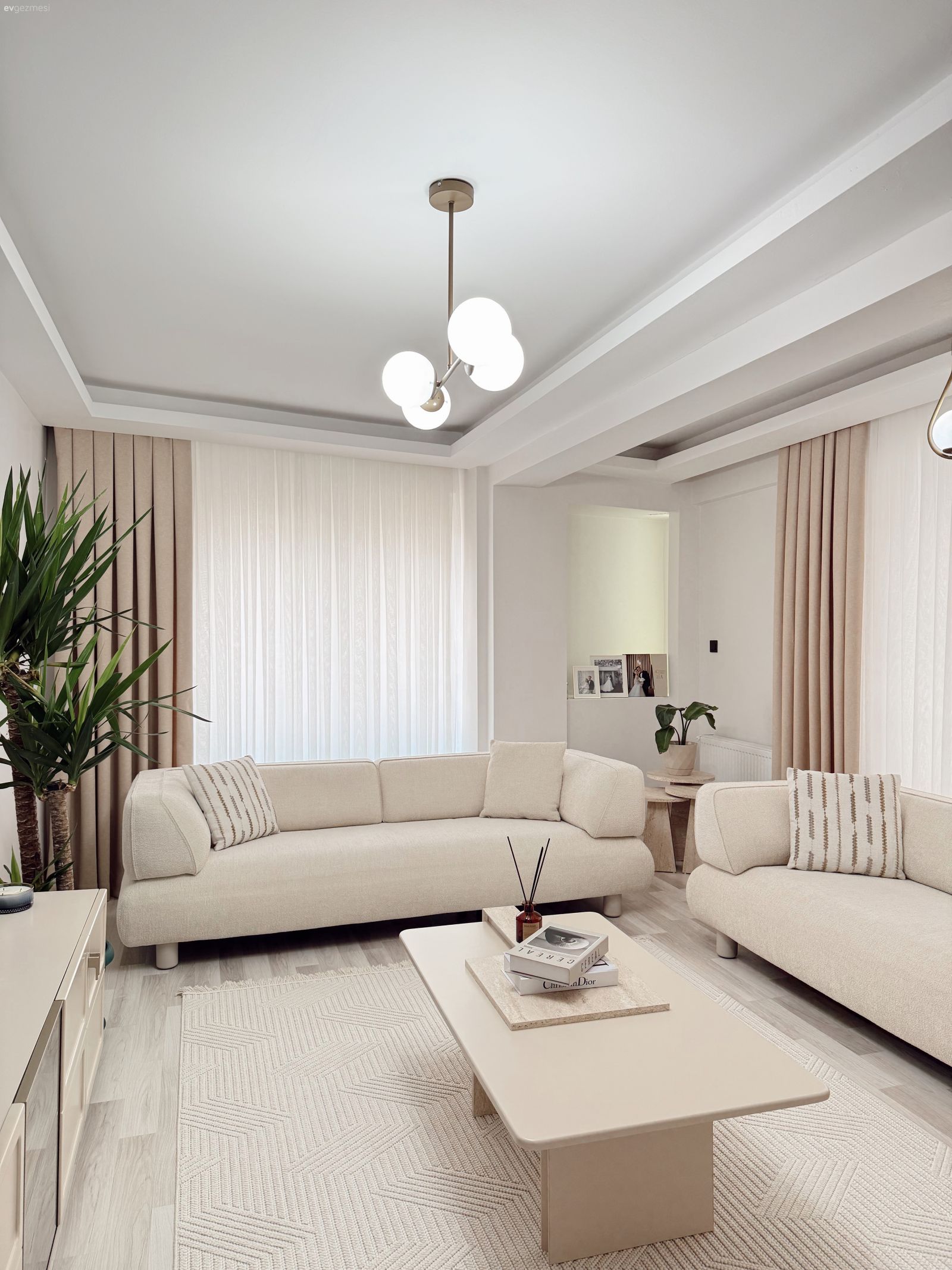 Salon, İskandinav, Beyaz, Bej, Vizon, Fon perde, Perde, Tül perde, Koltuk takımı, Halı, Salon halısı, Avize, Aydınlatma, Salon avizesi, Orta sehpa, Sehpa, Ev bitkisi, Dekoratif Objeler, Kırlent, Ev tekstili, Beyaz halı, Tv ünitesi, Tv ünitesi aksesuarları, Ev Aksesuar