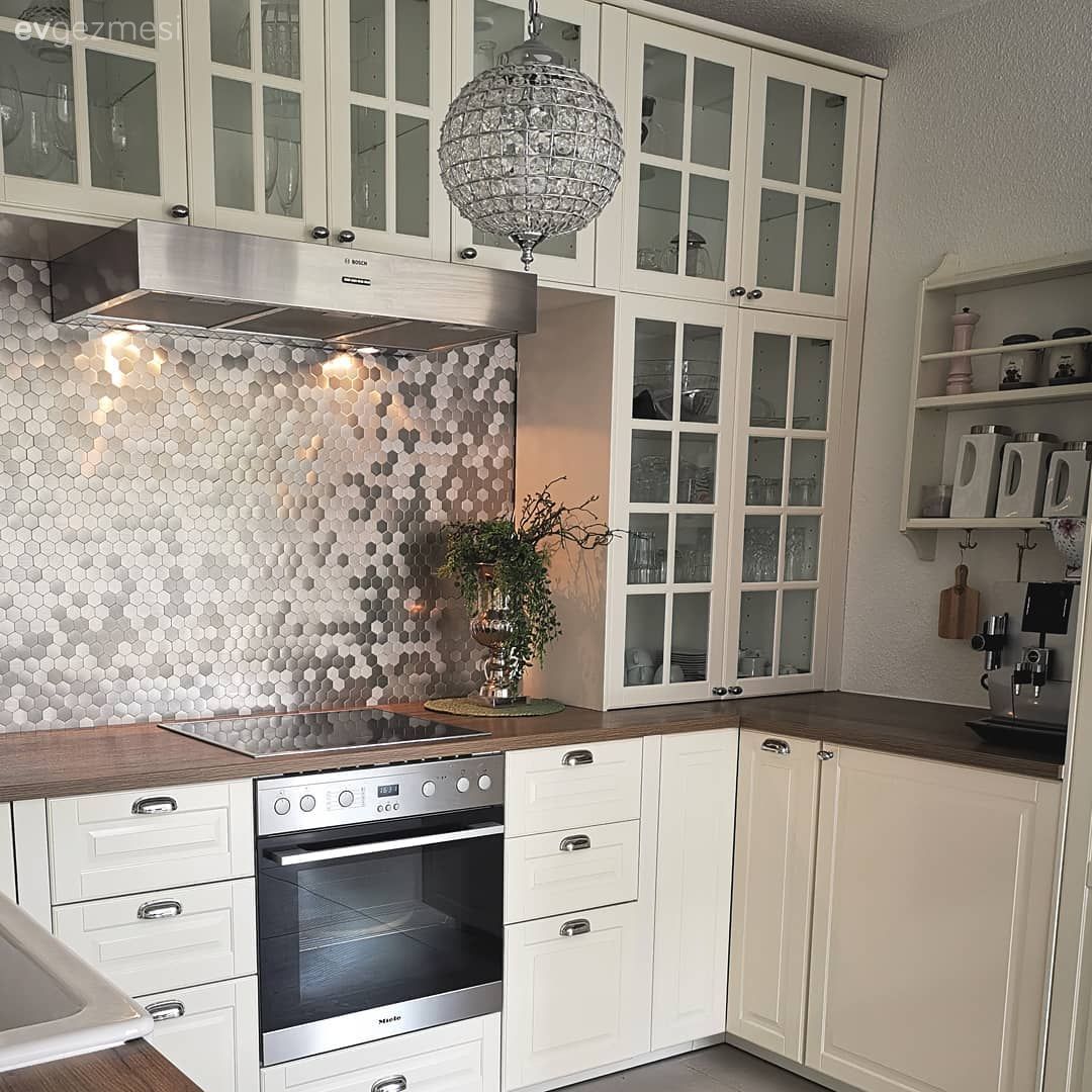 Amerikan Mutfak, Mutfak, Beyaz, Ayna tezgah arası, Mutfak tezgah arası, Shaker kapaklı dolaplar, Mutfak tezgahı, Ahşap mutfak tezgahı, Avize, Aydınlatma, Mutfak Avize Modelleri, Ankastre, Davlumbaz, Açık raf, Duvar rafı, Duvar dekorasyonu