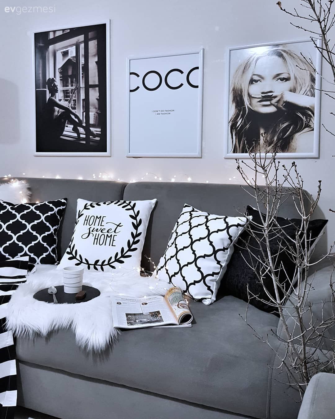 Salon, Modern, İskandinav, Koltuk takımı, Gri, Beyaz, Siyah, Tablo, Duvar dekorasyonu, Çerçeve, Ev Aksesuar, Geometrik desen, Desenler, Kırlent, Ev tekstili, Led peri ışık