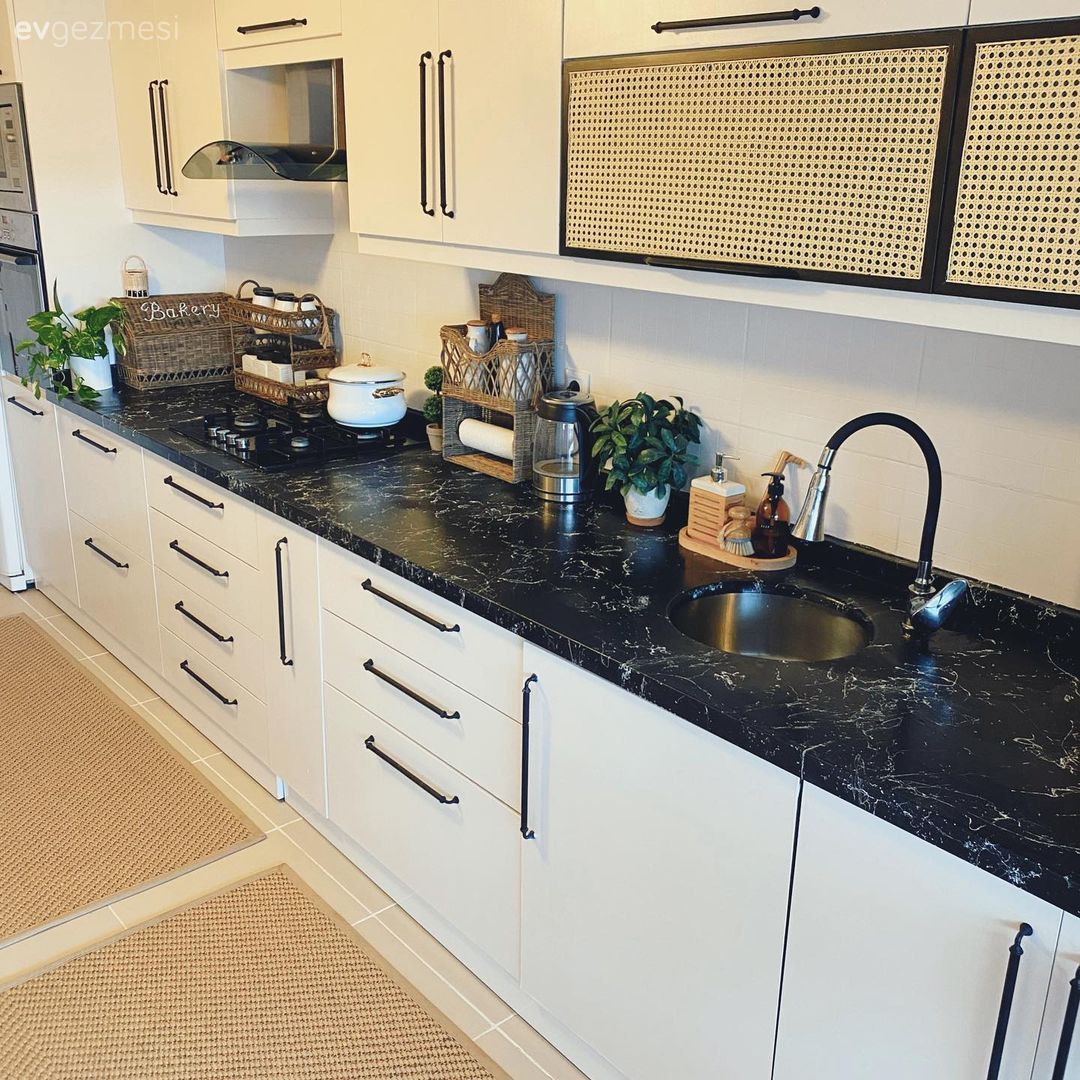 Mutfak, Beyaz, Siyah, Mutfak tezgahı, Mutfak tezgah arası, Tezgah arası seramik, Jüt halı, Halı, Mutfak halısı, Mutfak aksesuarları