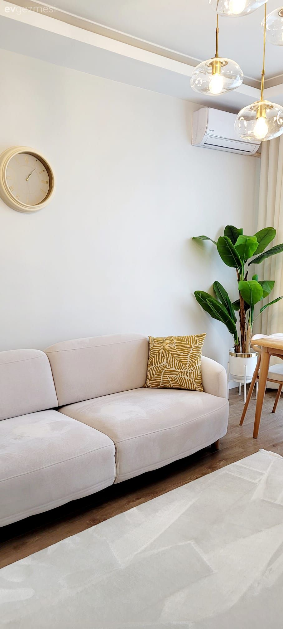 Salon, Modern, Krem, Bej, Koltuk takımı, Halı, Salon halısı, Kırlent, Ev tekstili, Ev bitkisi, Sandalye, Avize, Aydınlatma, Salon avizesi, Fon perde, Perde