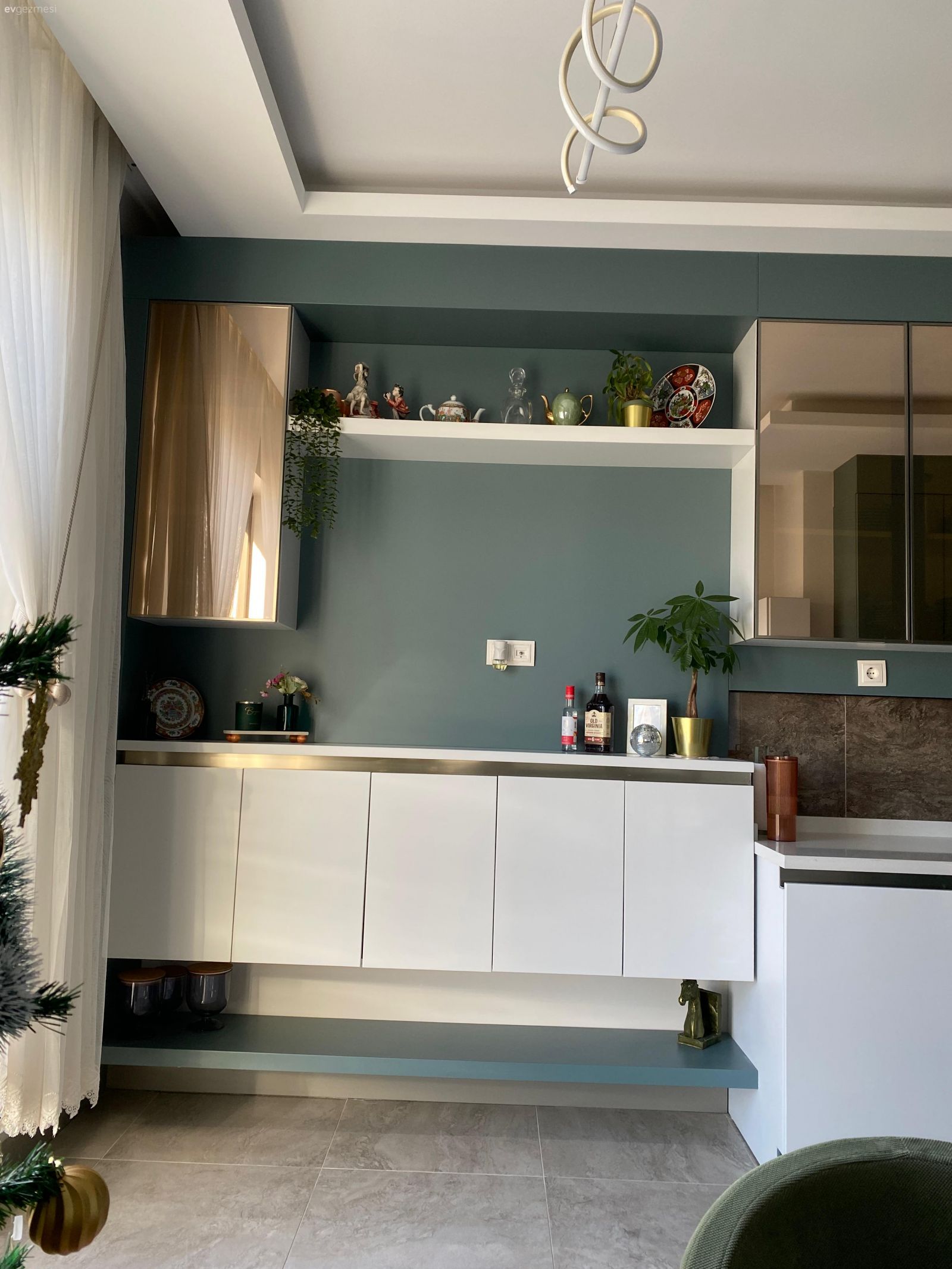 Yeşil duvar, Beyaz, Bronz mobilya, Mutfak aksesuarları, Mutfak, Mutfak zemin seramikleri, Mutfak halısı, Mutfak perdesi