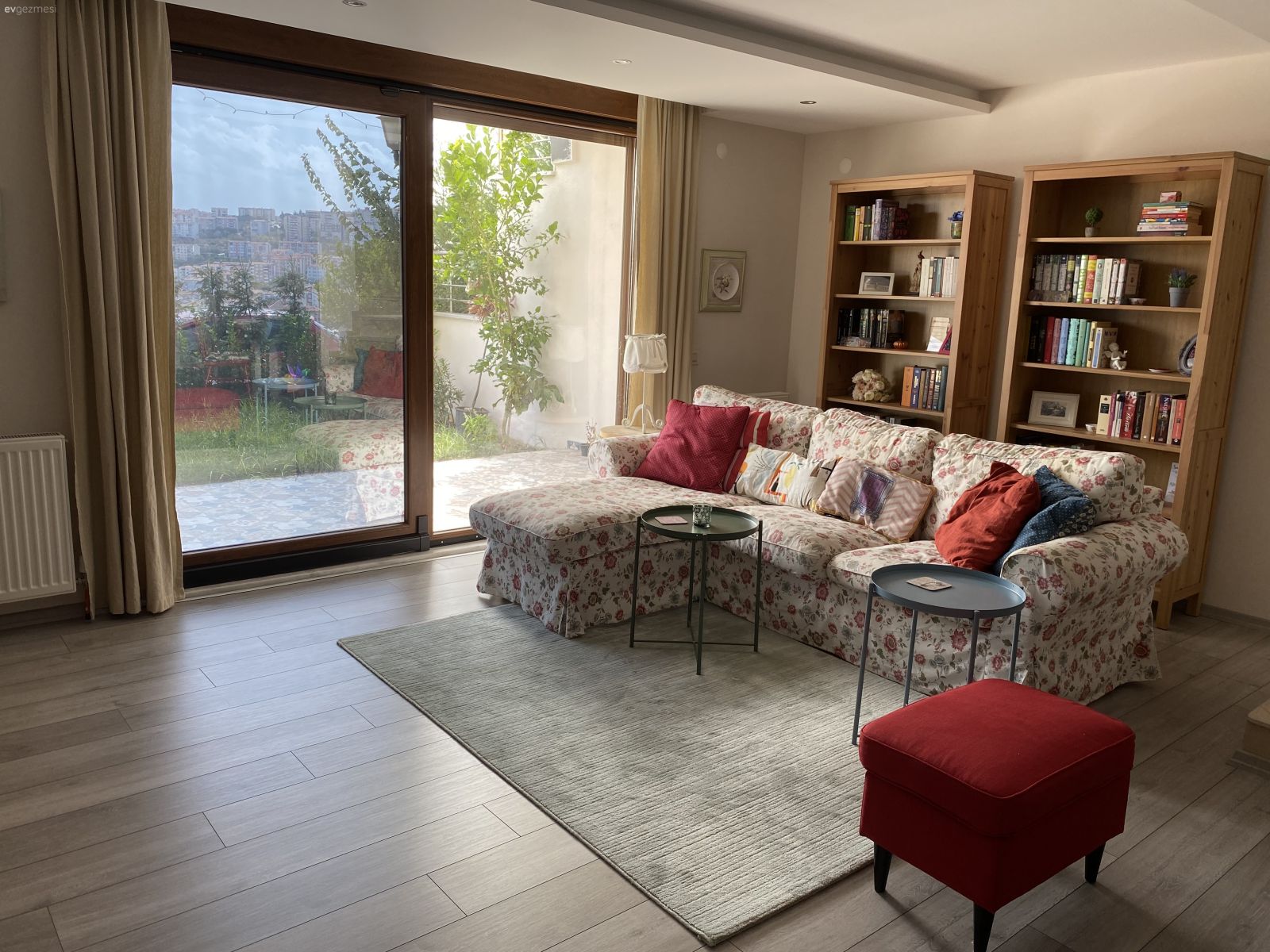 Oturma Odası, Beyaz, Kırmızı, Mavi, Köşe koltuk, Koltuk takımı, Çiçekli desen, Desenler, Kırlent, Ev tekstili, Puf, Kitaplık, Halı, Salon halısı, Sehpa, Fon perde, Perde