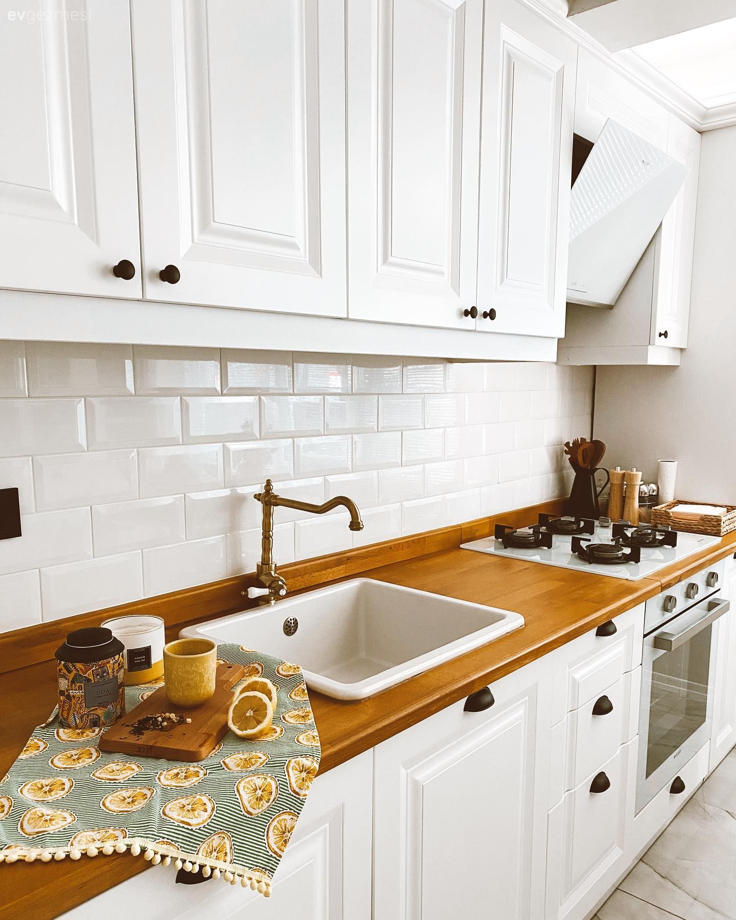 Mutfak, Beyaz, Beyaz ve ahşap mutfak, İskandinav, Ahşap mutfak tezgahı, Mutfak tezgahı, Shaker kapaklı dolaplar, Metro seramik, Seramik, Davlumbaz, Mutfak zemin seramikleri, Ankastre