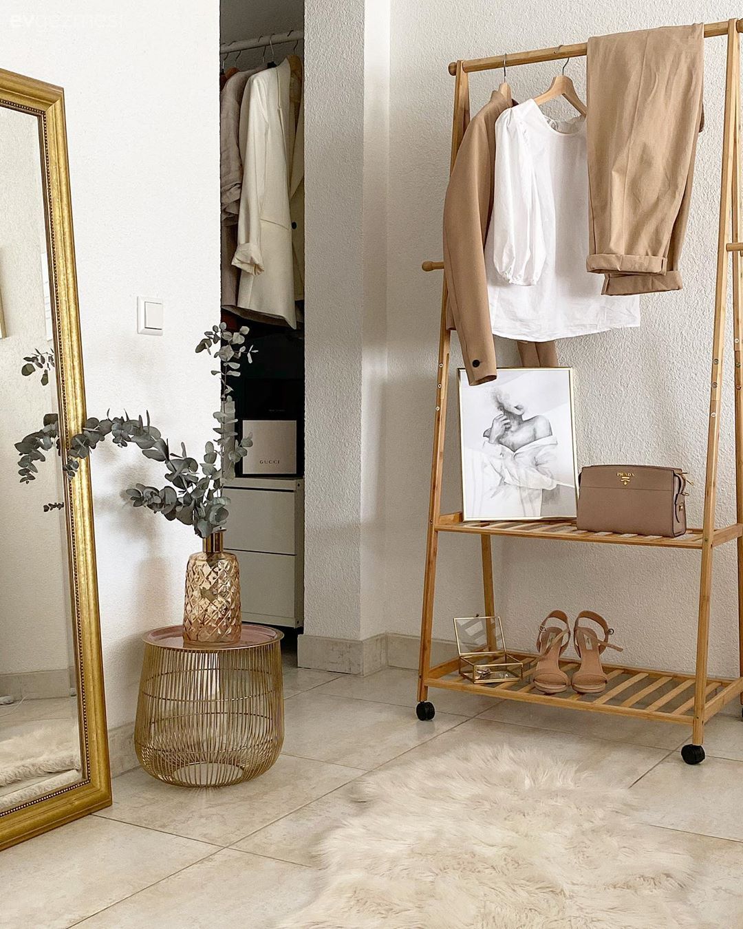 Boy aynası, Ayna, Altın, Ahşap Mobilya, Post halı, Halı, Peluş, Hasır sepet, Vazo, Ev Aksesuar, Yapay çiçekler, Kahverengi, Bej