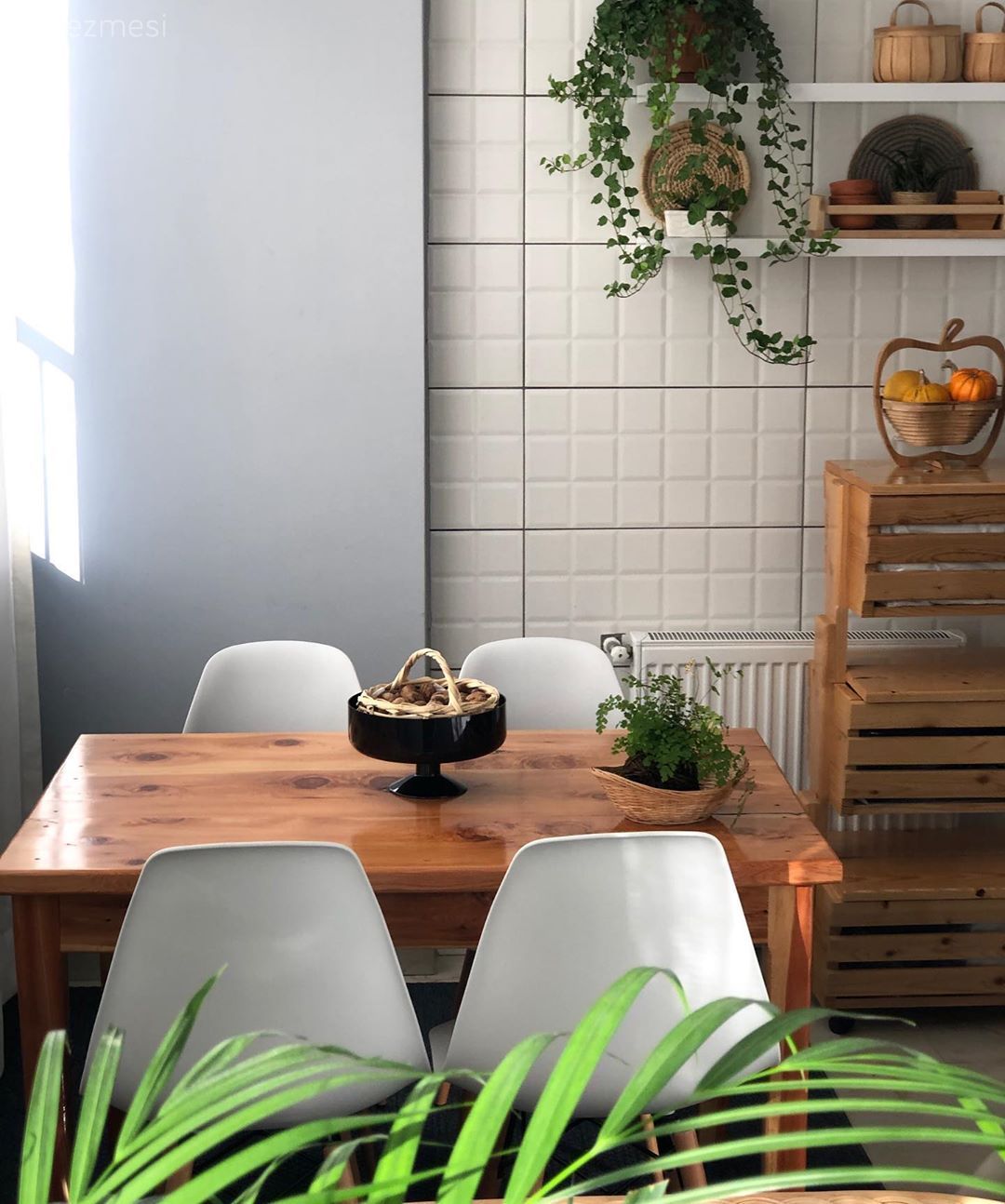 Mutfak masası, Sandalye, Beyaz, Ahşap Mobilya, Mutfak halısı, Mutfak, Antrasit  , Duvar rafı, Duvar dekorasyonu, Mutfak duvar dekorasyonu