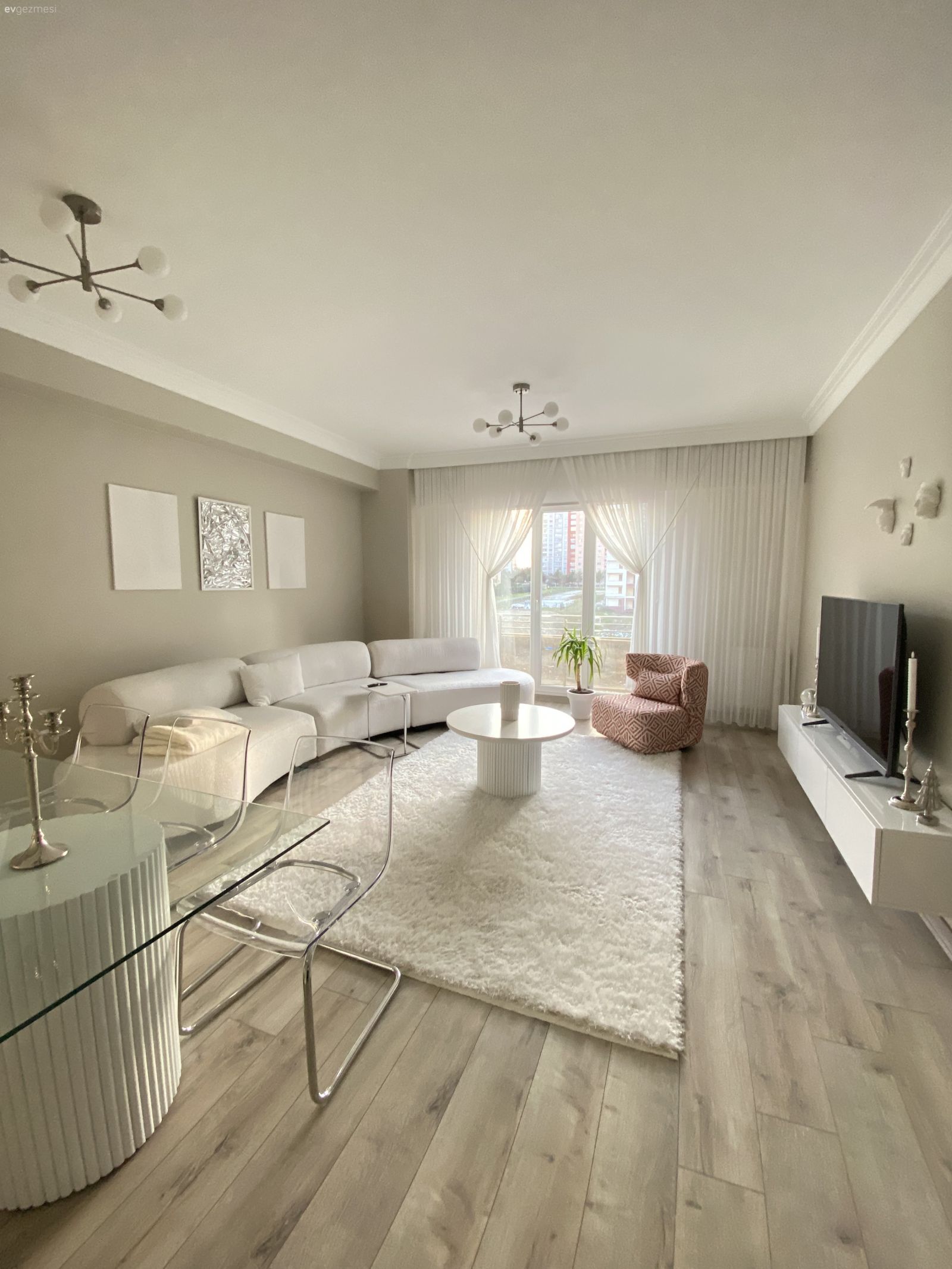 Salon, Modern, Beyaz, Bej, Pembe, Köşe koltuk, Koltuk takımı, Krem, Tül perde, Perde, Tv ünitesi, Tv ünitesi aksesuarları, Ev Aksesuar, Parke, Halı, Salon halısı, Tablo, Duvar dekorasyonu, Avize, Aydınlatma, Kırlent, Ev tekstili, Salon avizesi