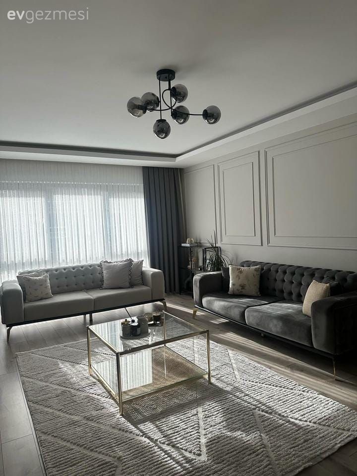 Salon, Modern, Beyaz, Gri, Bej, Modern chesterfield, Fon perde, Perde, Tül perde, Koltuk takımı, Duvar çıtalama, Halı, Salon halısı, Beyaz halı, Avize, Aydınlatma, Orta sehpa, Sehpa, Cam orta sehpa, Parke, Dekoratif Objeler, Kırlent, Ev tekstili, Yan sehpa, Vitrin