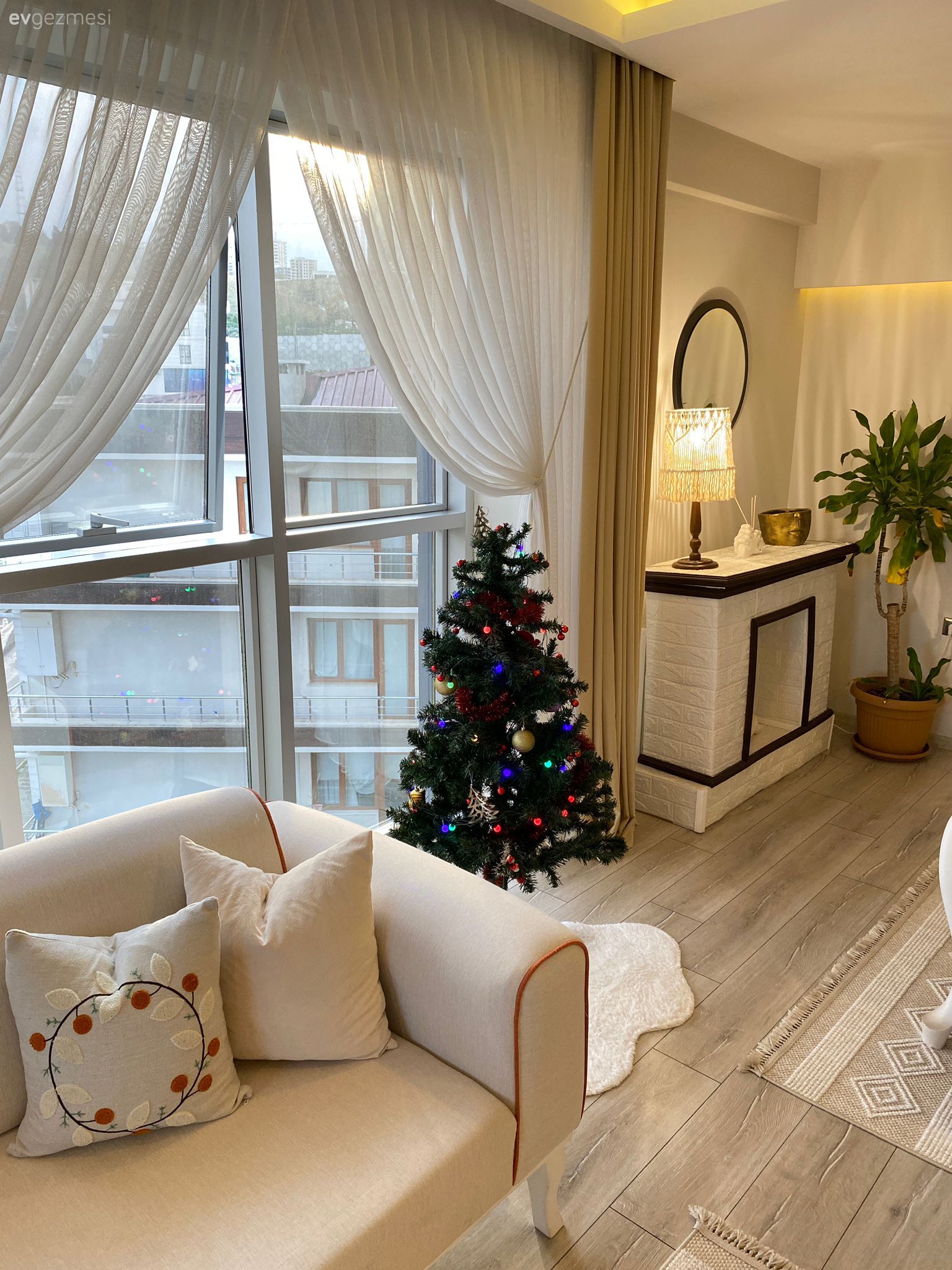 Tül perde, Perde, Koltuk takımı, Beyaz koltuk, Şömine, Ev bitkisi, Beyaz, Bej, Kırlent, Ev tekstili, Abajur, Aydınlatma