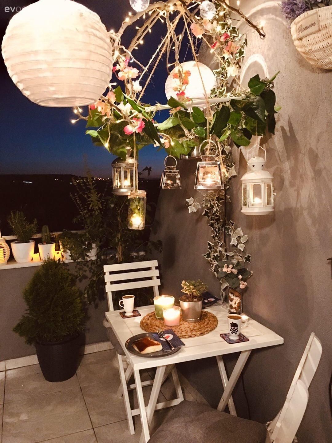 Teras, Beyaz, Siyah, Gri, Sandalye, Balkon masası, Balkon halısı, Balkon avizesi