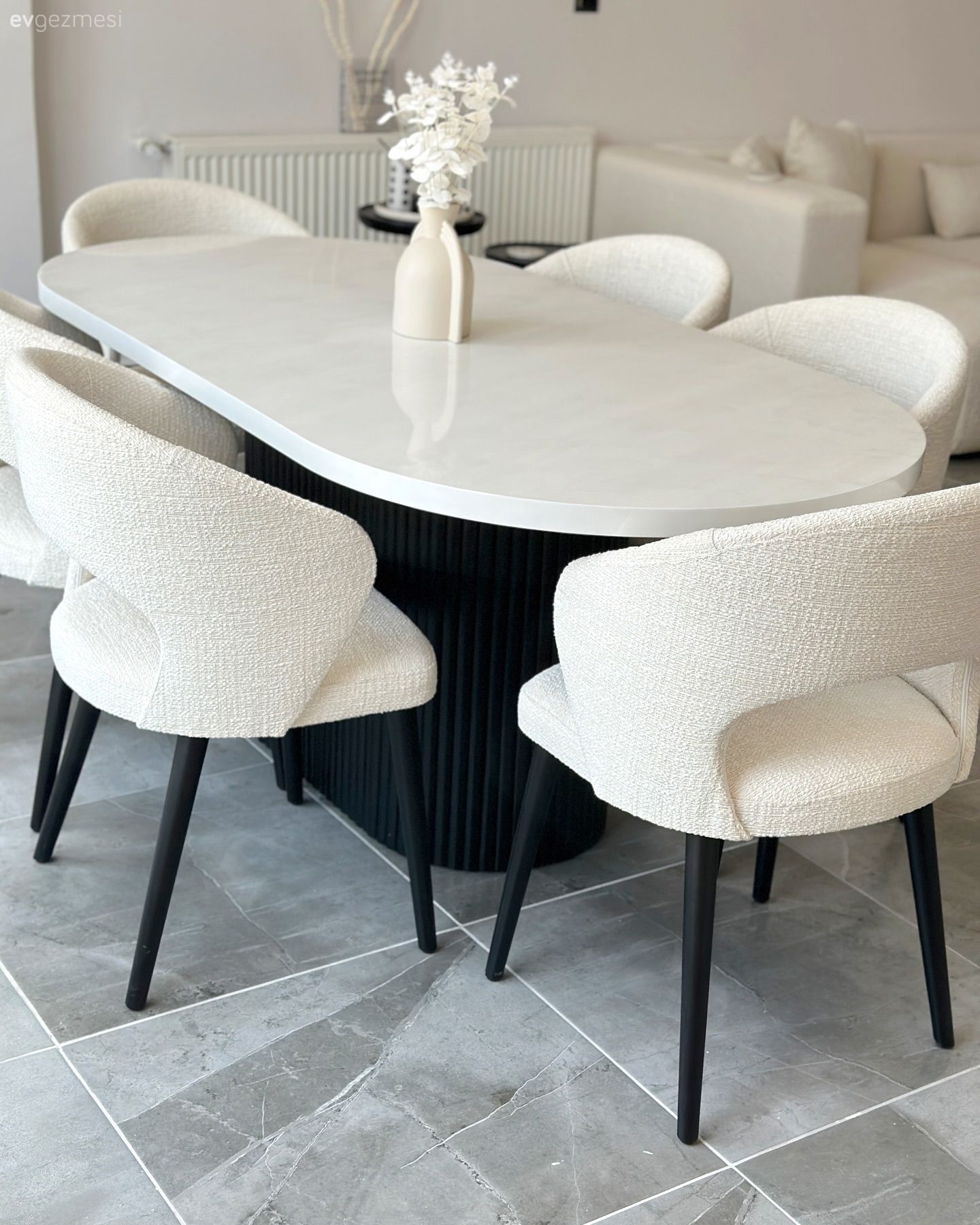 Bu Minimal Evde Beyaz ve Siyahın Arasına Başka Renk Girmemiş