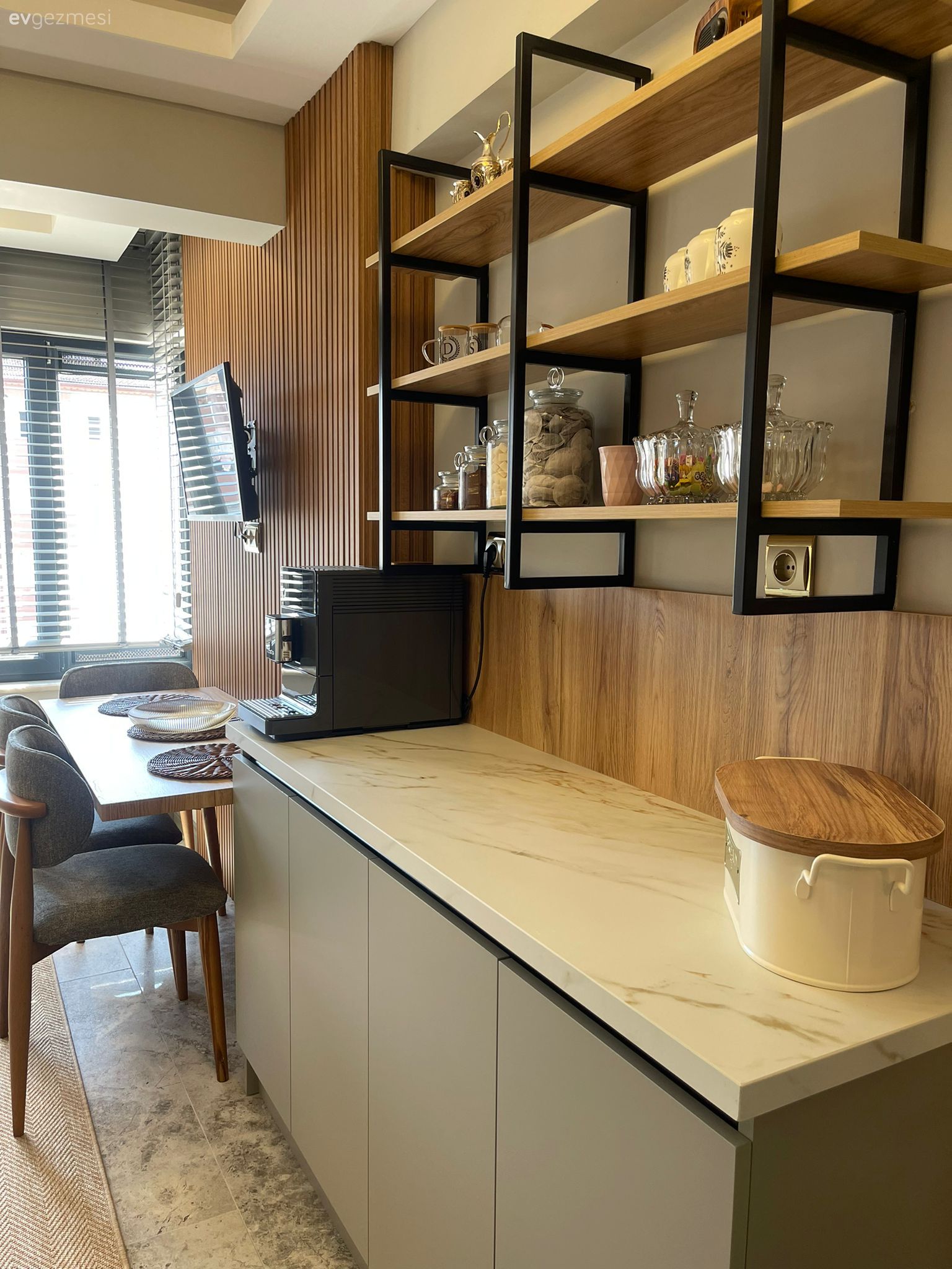 Koridor Tipi Bu Mutfakta İki Duvar da İlgi Çekici Tasarımlarla Dolu!