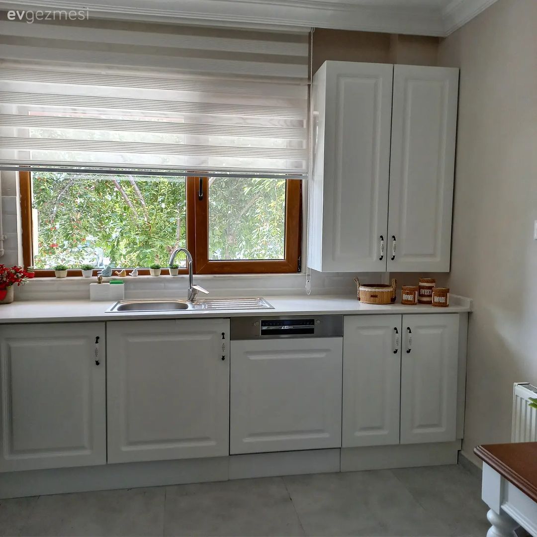 Mutfak, Beyaz mutfak, Beyaz, Siyah, Country, Mutfak tezgahı, Mutfak tezgah arası, Pencere, Perde, Zebra Perde