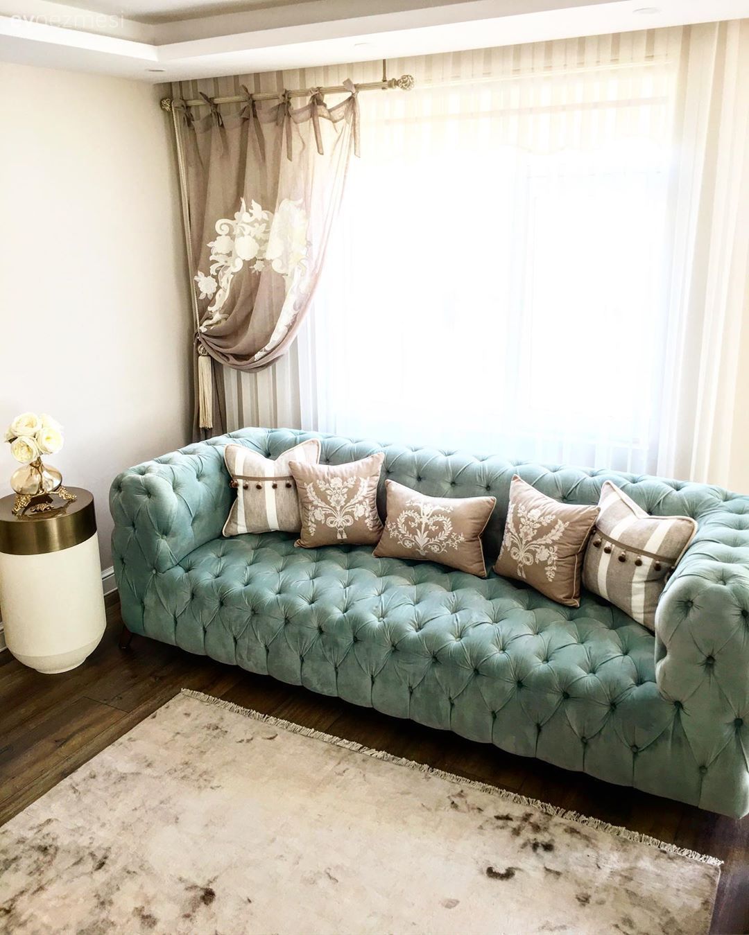 Salon, Mavi, Kırlent, Fon perde, Tül perde, Krem, Yan sehpa