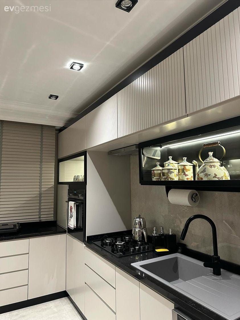 Mutfak, Beyaz, Siyah, Siyah tezgah, Mutfak tezgahı, Mutfak perdesi, Mutfak aksesuarları, Modern, Kulpsuz mutfak dolabı, Lambri, Eviye , Ekstra mutfak dolabı