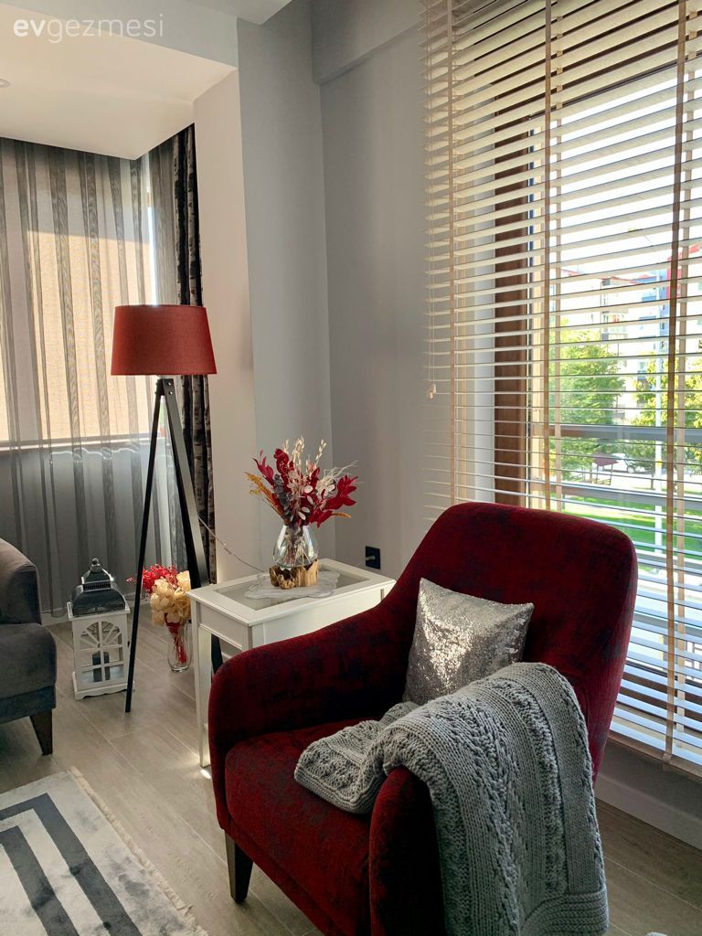 Modern, Kırmızı, Gri, Jaluzi, Yan sehpa, Sehpa, Lambader, Aydınlatma, Halı, Kırlent, Ev tekstili, Tül perde, Perde