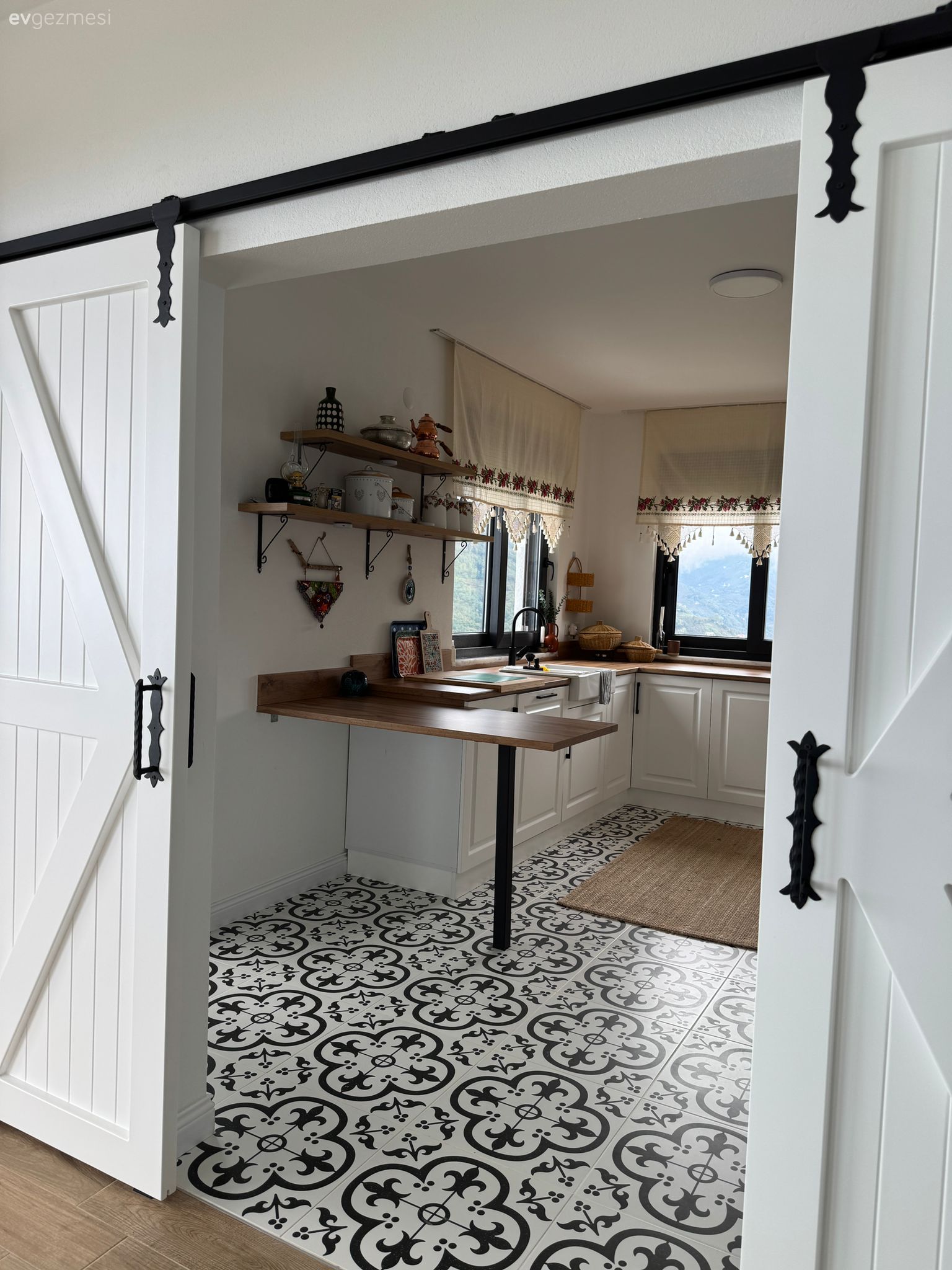 Manzaraya Saygı Duruşu: Trabzon'da Ege Ruhuna Sahip Köy Evi