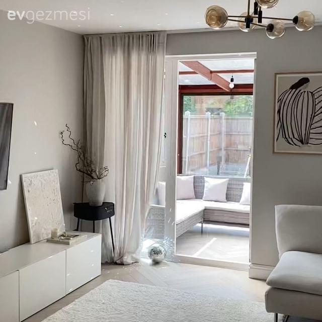 Salon, İskandinav, Modern, Beyaz, Krem, Bej, Köşe koltuk, Koltuk takımı, Tül perde, Perde, Kırlent, Ev tekstili, Avize, Aydınlatma, Salon avizesi, Shaggy halı, Halı, Yan sehpa, Sehpa, Tablo, Duvar dekorasyonu, Tv ünitesi, Tv ünitesi aksesuarları, Ev Aksesuar