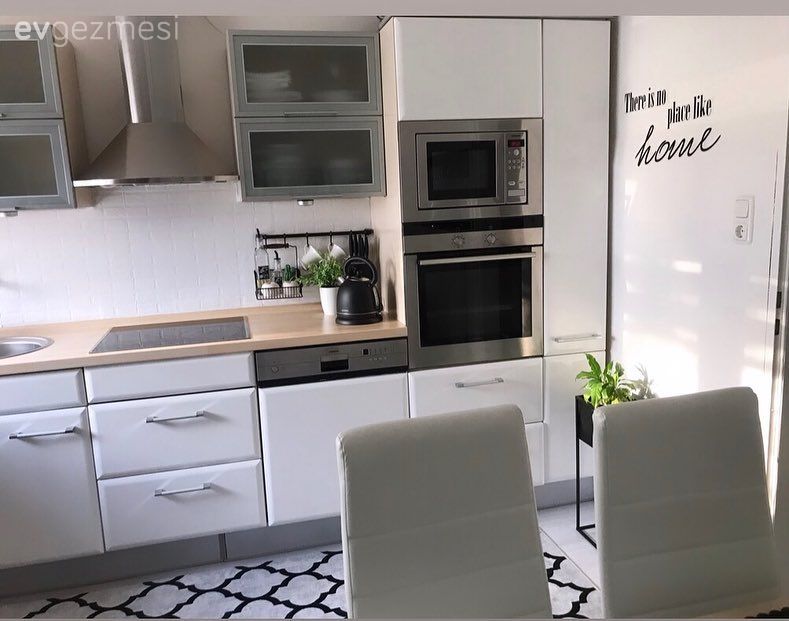 Beyaz, Siyah, Gri, Mutfak, Mutfak tezgahı, Ahşap mutfak tezgahı, Mutfak tezgah arası, Metro seramik, Seramik, Geometrik desen, Desenler, Halı, Mutfak halısı, Ankastre, Sandalye, Davlumbaz