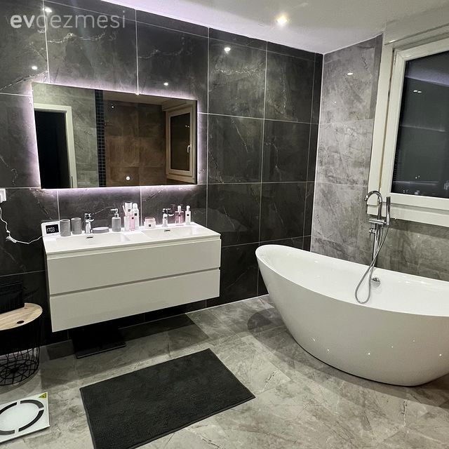 Banyo, Modern banyo, Beyaz, Gri, Banyo dolabı, Paspas, Banyo aynası, Banyo seramikleri