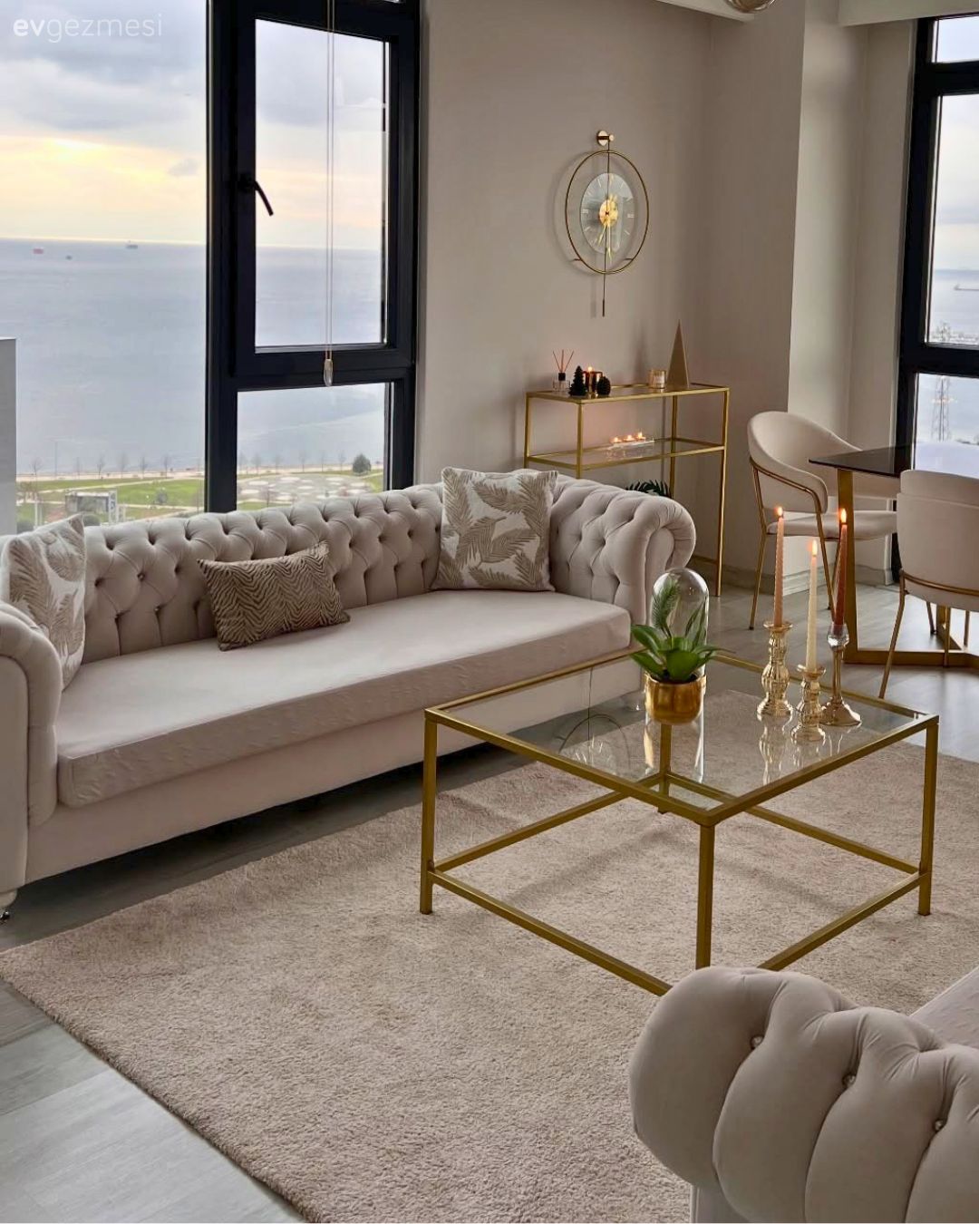 Salon, Modern, Bej, Vizon, Altın, Beyaz, Krem, Modern chesterfield, Koltuk takımı, Sandalye, Yemek masası, Cam orta sehpa, Orta sehpa, Halı, Salon halısı, Dekoratif Objeler, Vazo, Ev Aksesuar