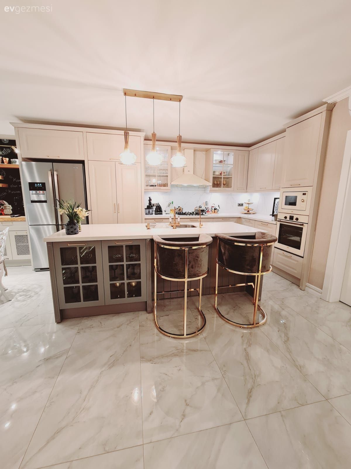 Mutfak, Amerikan Mutfak, Art deko, Bej, Krem, Kahverengi, Altın, Ada mutfak, Mutfak tezgahı, Mutfak tezgah arası, Tezgah arası seramik, Ankastre, Sandalye, Mutfak zemin seramikleri, Kahve köşesi, Davlumbaz, Mutfak Avize Modelleri