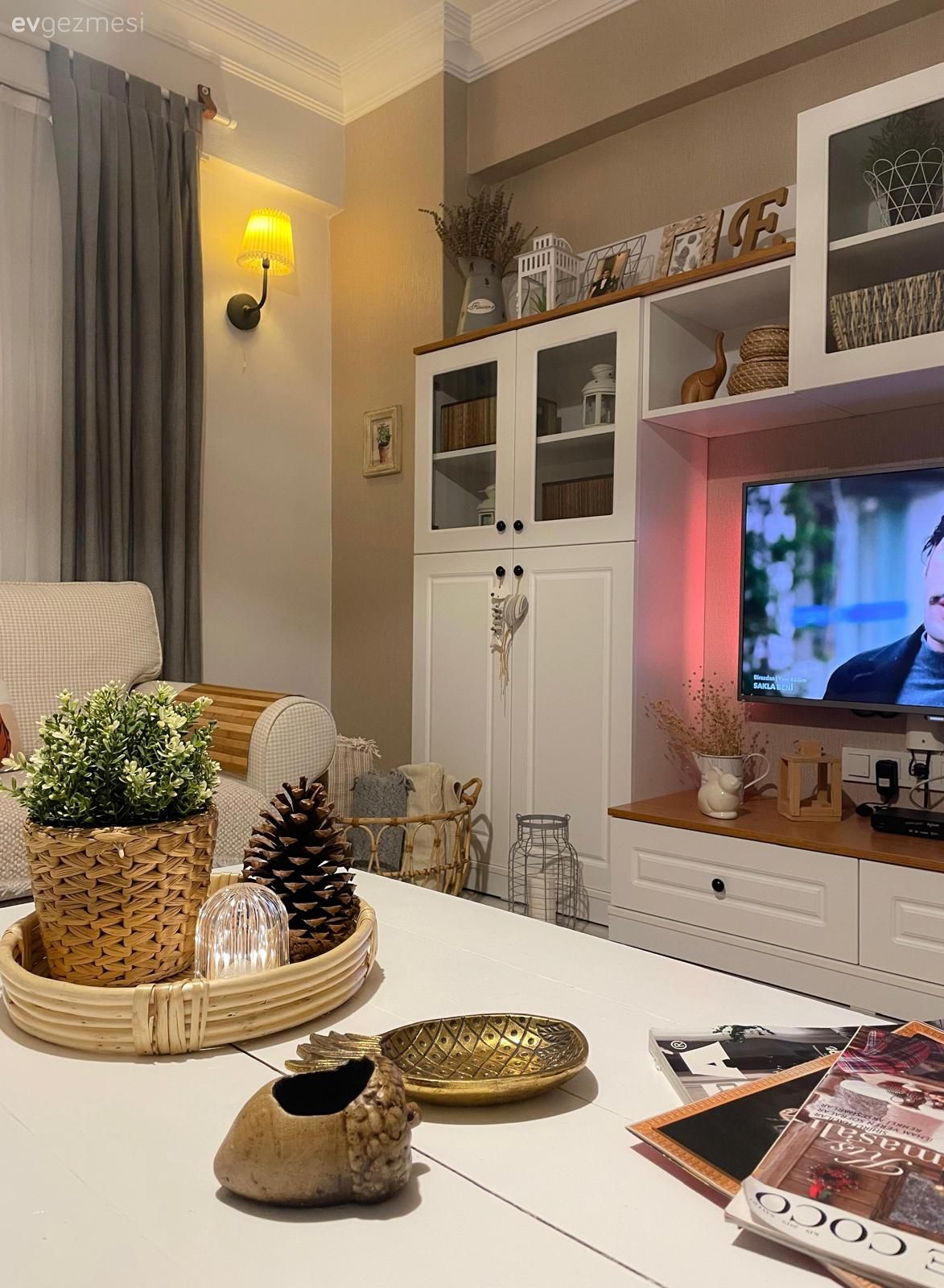 Salon, İskandinav, Beyaz, Tv ünitesi, Tv ünitesi aksesuarları, Ev Aksesuar, Orta sehpa, Sehpa, Dekoratif Objeler, Koltuk takımı, Aplik, Aydınlatma