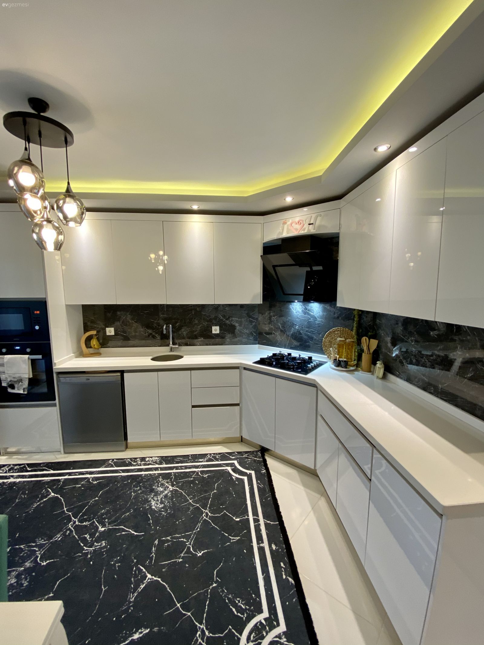Mutfak, Beyaz, Gri, Modern mutfak, Kulpsuz mutfak dolabı, Mutfak tezgahı, Mutfak tezgah arası, Tezgah arası seramik, Led aydınlatma, Aydınlatma, Mutfak Avize Modelleri, Ankastre, Mutfak halısı